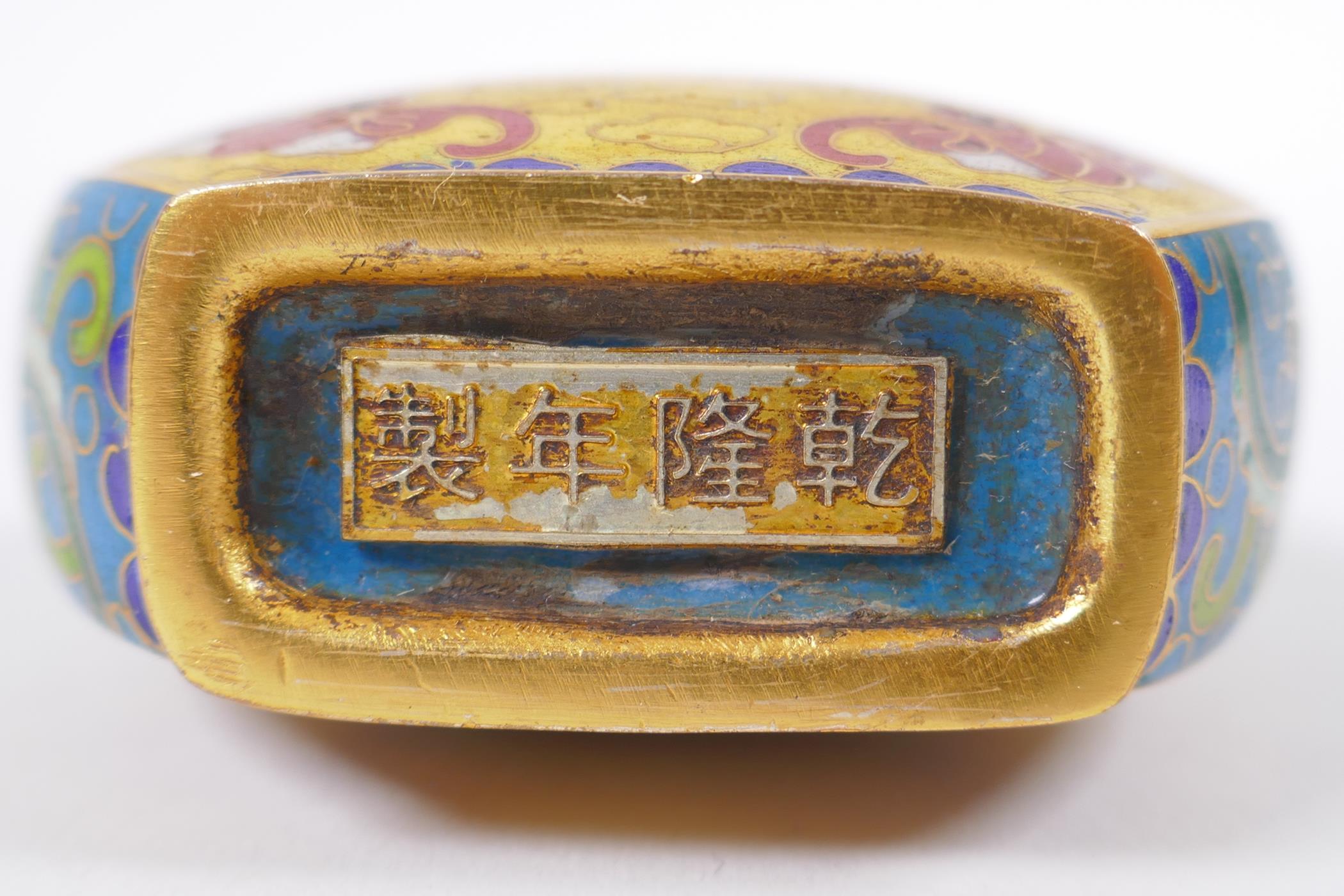 A Chinese cloisonne snuff bottle decorated with bats and auspicious symbols, Qianlong 4 character - Image 4 of 4