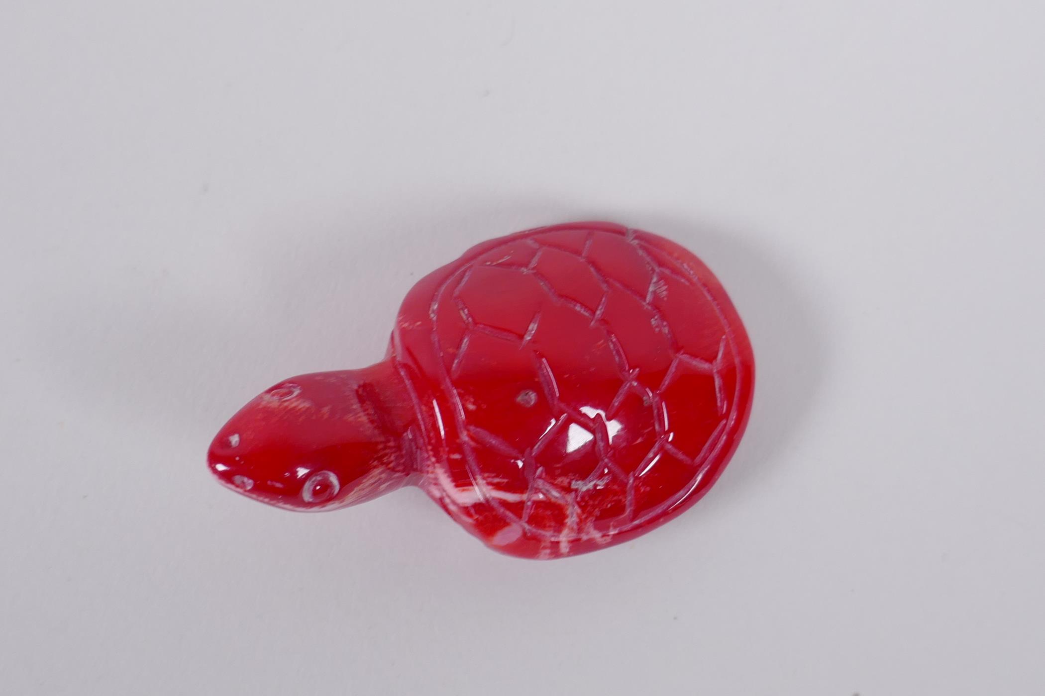 An oriental carved coral toad, and another4 carved in the form of a tortoise, 6cm long - Image 5 of 5