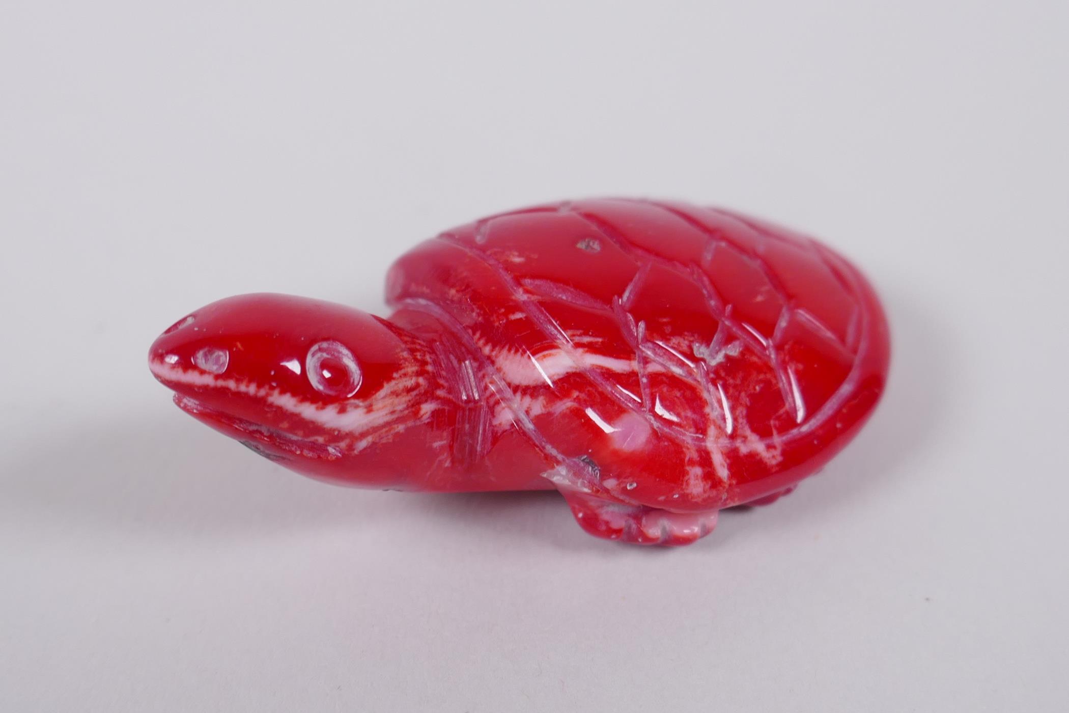 An oriental carved coral toad, and another4 carved in the form of a tortoise, 6cm long - Image 4 of 5