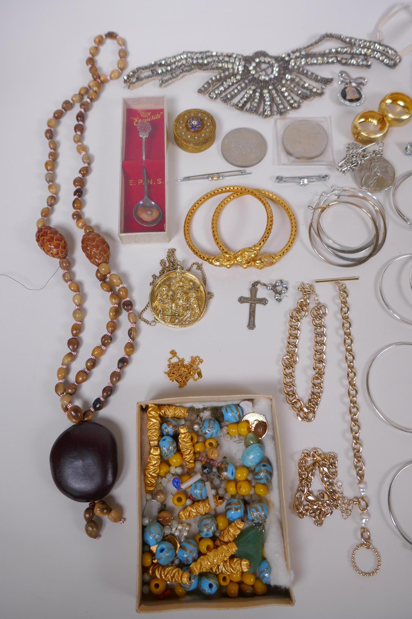 A quantity of vintage costume jewellery including a tiara, bangles, necklaces etc, together with a - Image 8 of 9