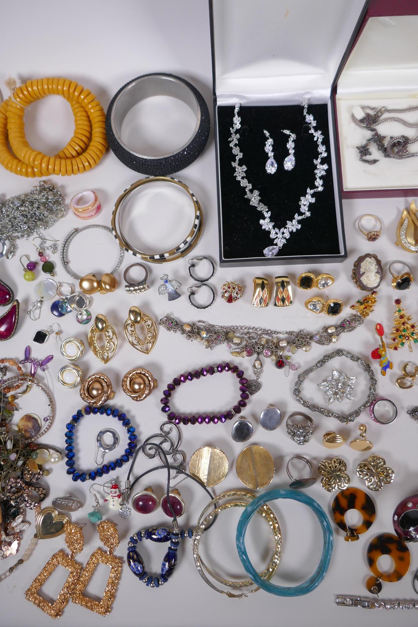 An assortment of vintage costume jewellery including bangles, necklaces, earrings, rings etc - Image 3 of 7