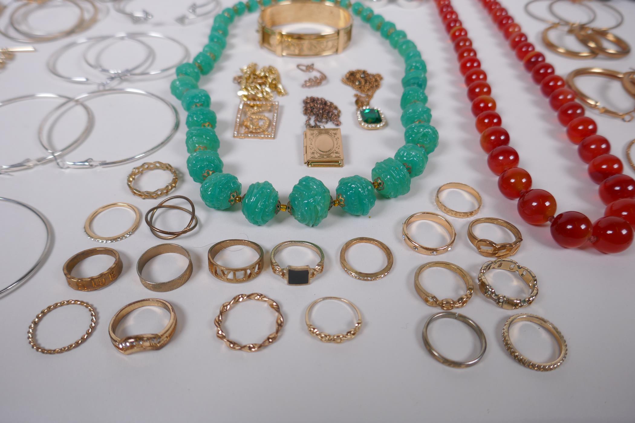 A quantity of vintage costume jewellery including a tiara, bangles, necklaces etc, together with a - Image 4 of 9