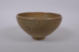A Chinese crackleware porcelain bowl, 16cm diameter