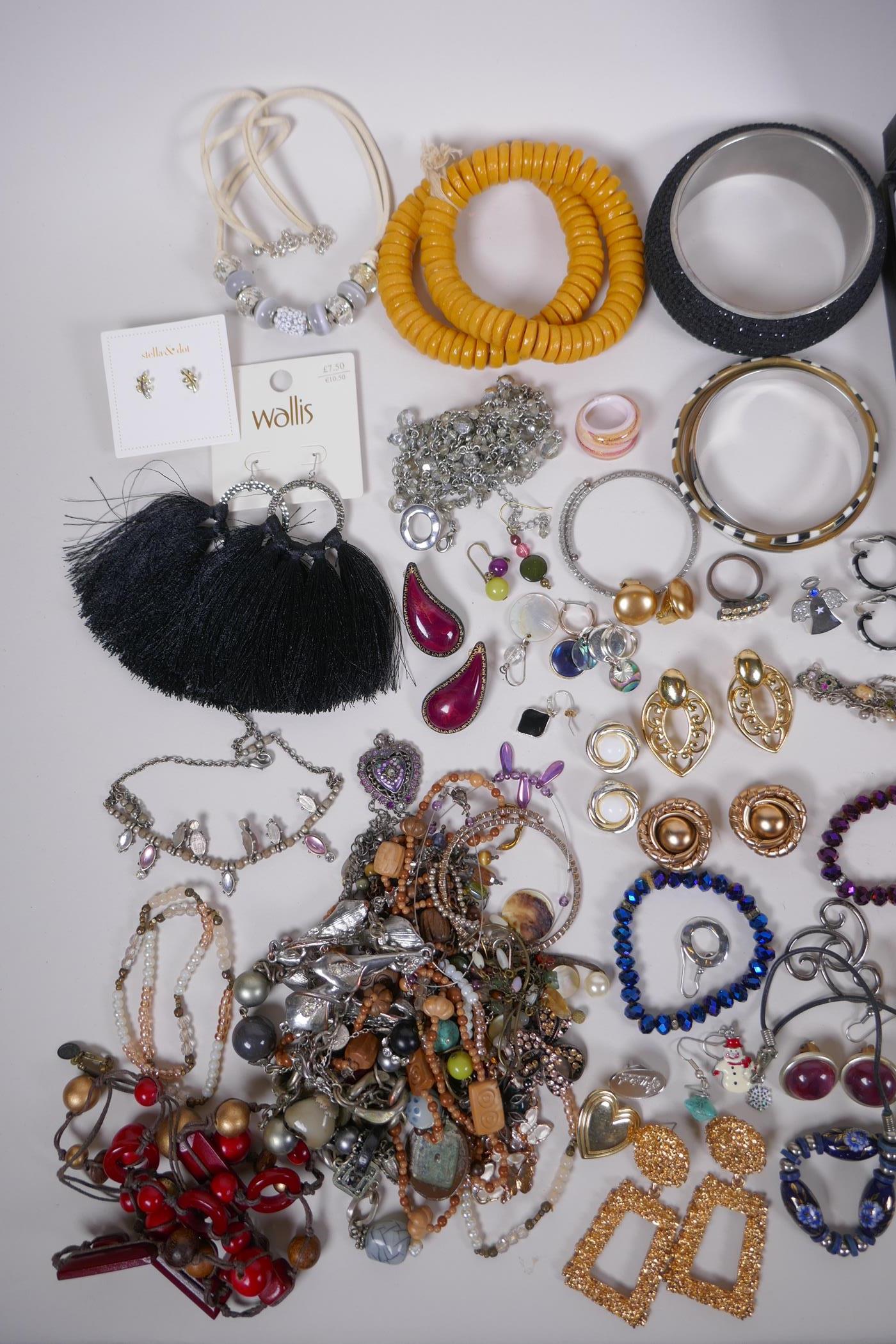 An assortment of vintage costume jewellery including bangles, necklaces, earrings, rings etc - Image 2 of 7
