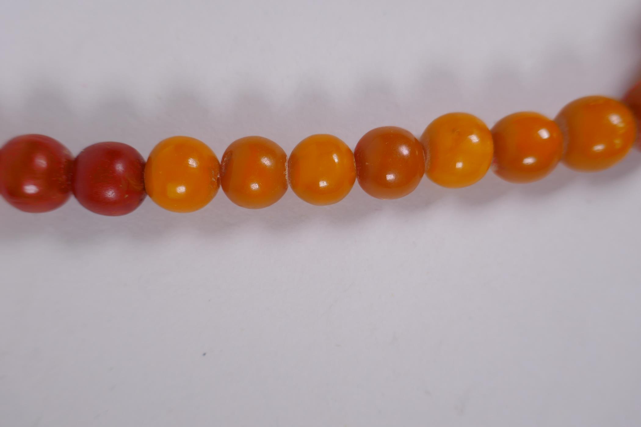 A graduated amber bead necklace, 54cm long - Image 3 of 6