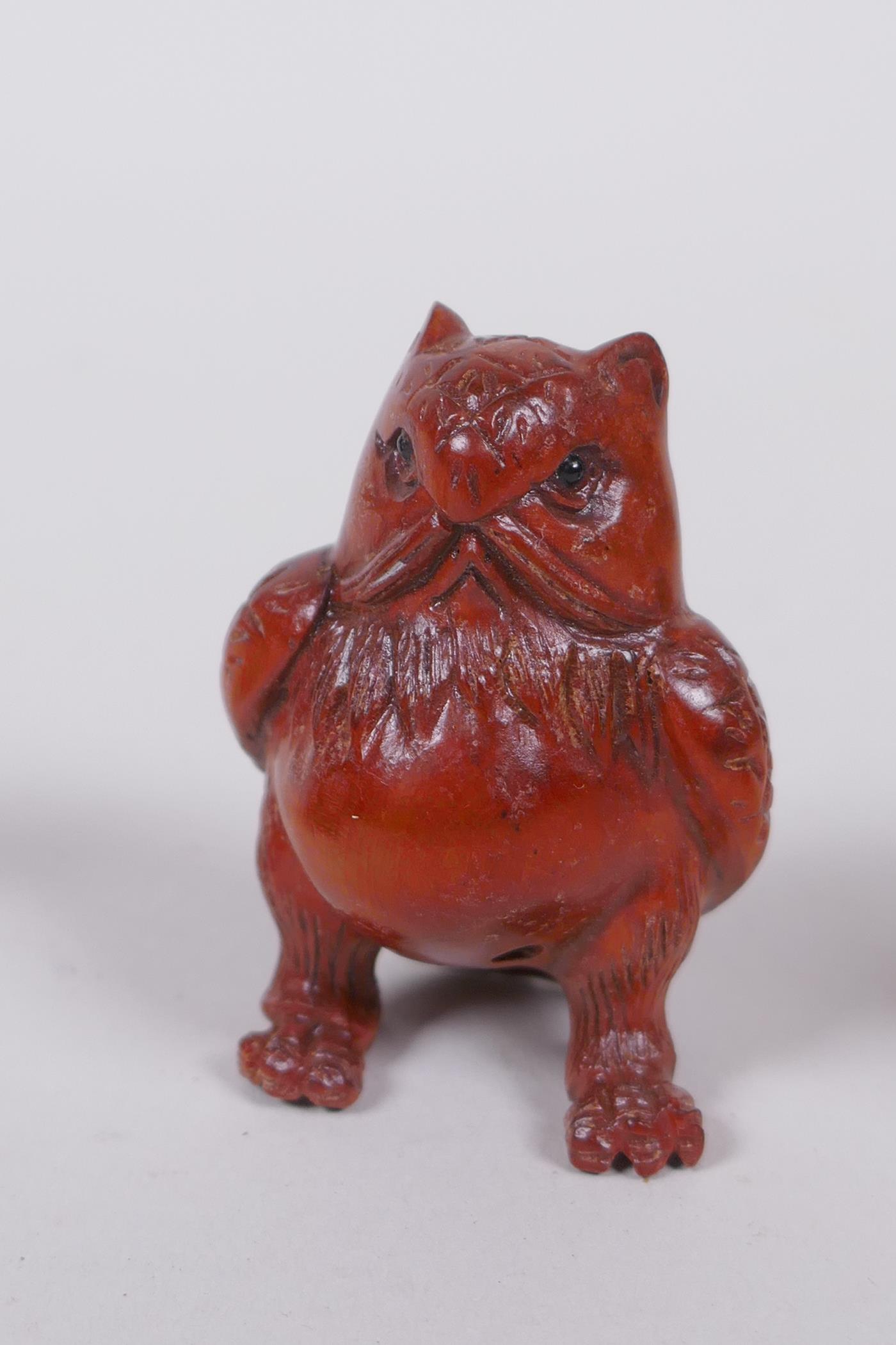 Four Japanese carved boxwood netsuke in the form of a monkey, owl, two frogs, and a seal with - Image 4 of 5