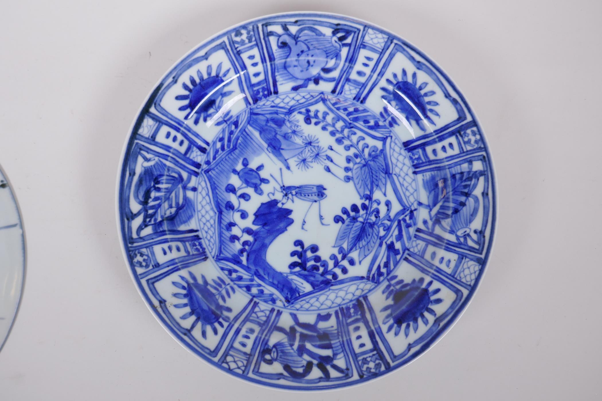 A pair of Chinese blue and white Kraak porcelain cabinet plates decorated with insects and birds - Image 5 of 7