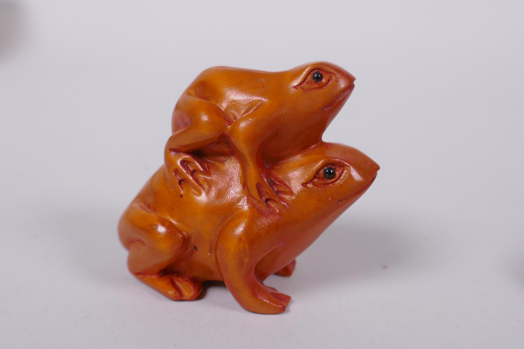 Four Japanese carved boxwood netsuke in the form of a monkey, owl, two frogs, and a seal with - Image 2 of 5