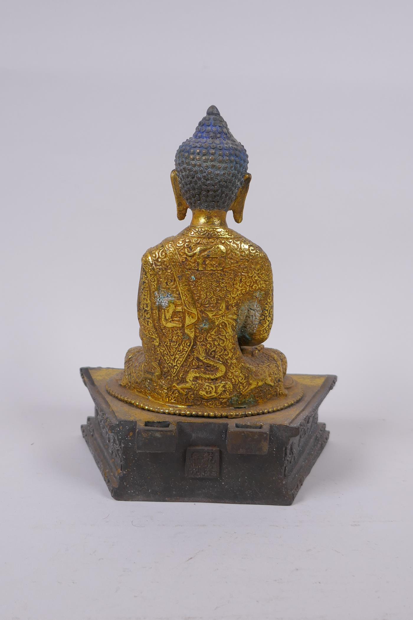 A Sino Tibetan gilt bronze figure of Buddha seated on a dias, Chinese 4 character mark verso - Image 5 of 7