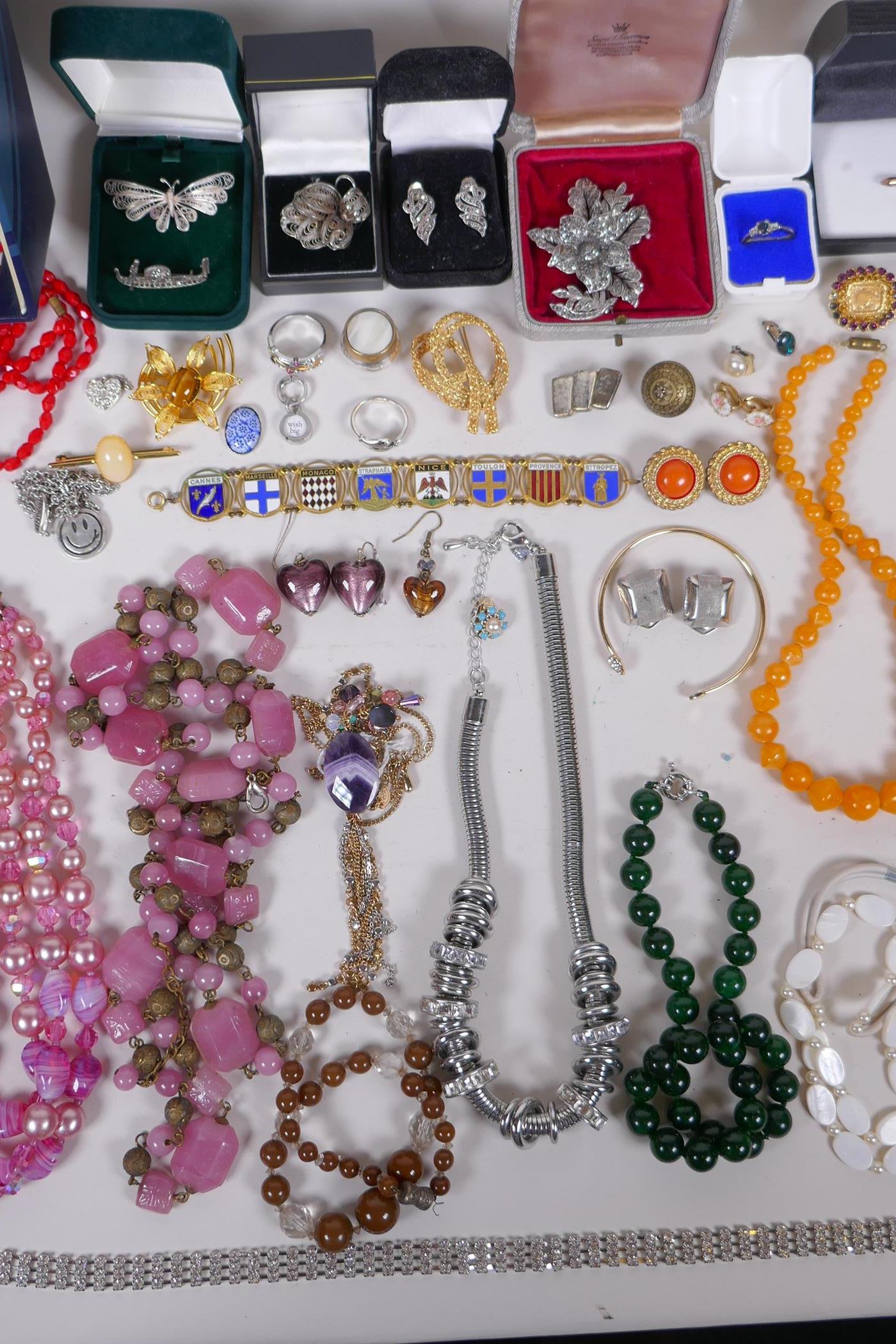 A collection of vintage costume jewellery including some silver jewellery, necklaces, rings etc - Image 7 of 8