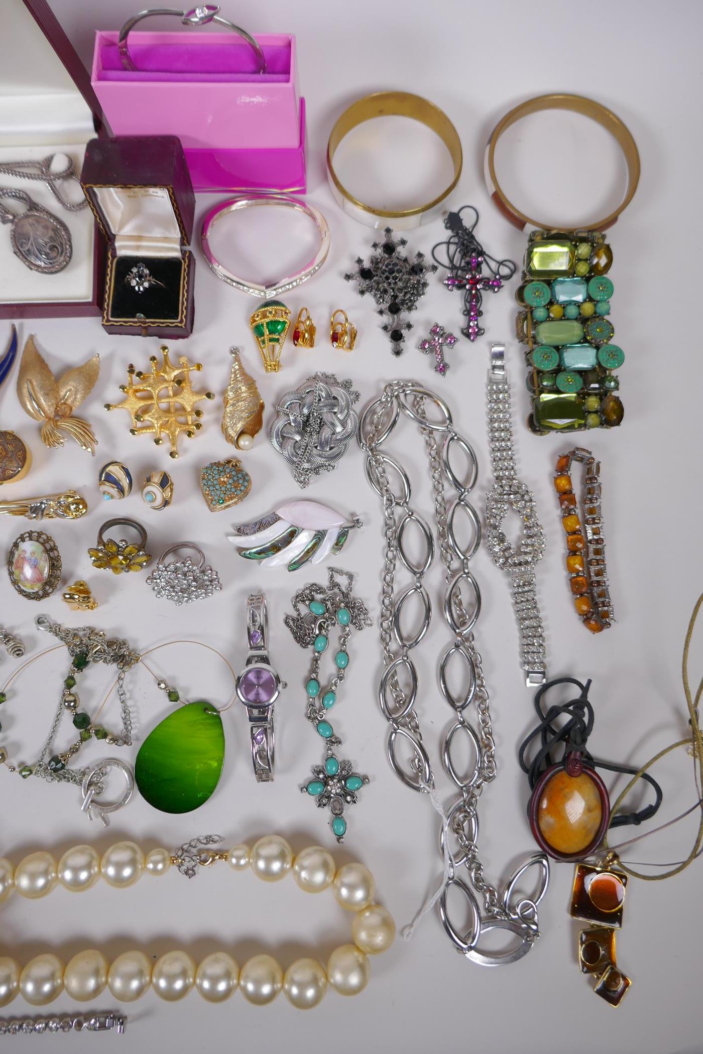 An assortment of vintage costume jewellery including bangles, necklaces, earrings, rings etc - Image 5 of 7