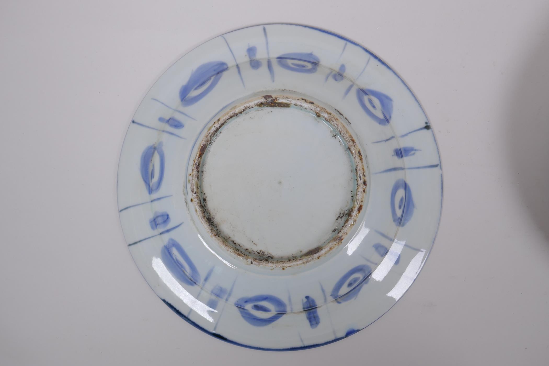 A pair of Chinese blue and white Kraak porcelain cabinet plates decorated with insects and birds - Image 4 of 7