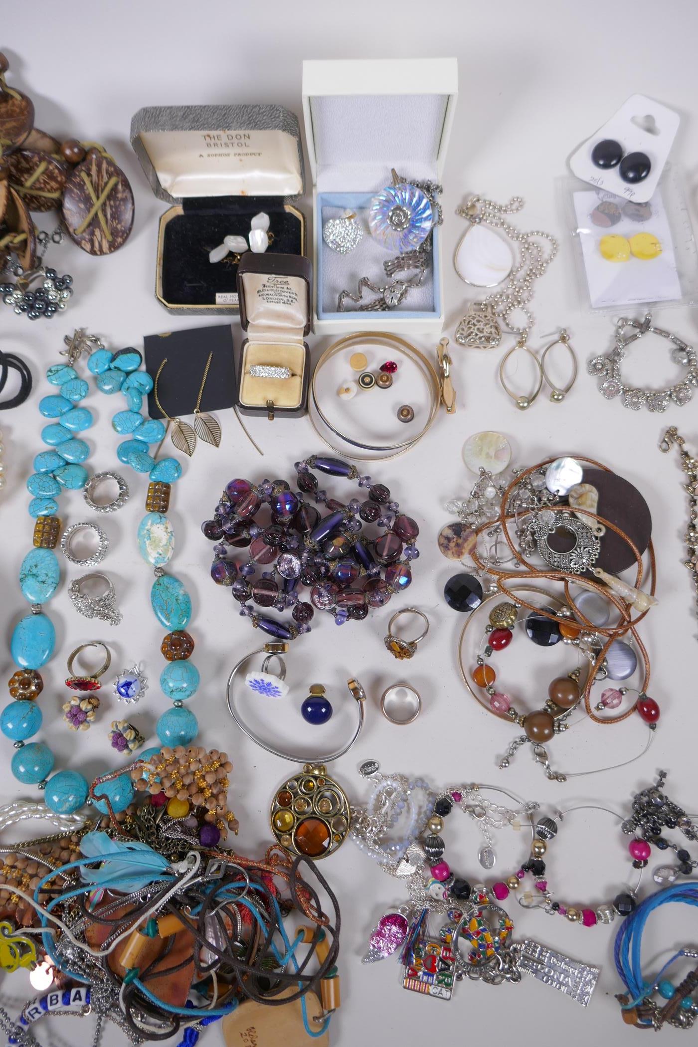 A collection of vintage costume jewellery including necklaces, bracelets, bangles, rings etc - Image 3 of 7