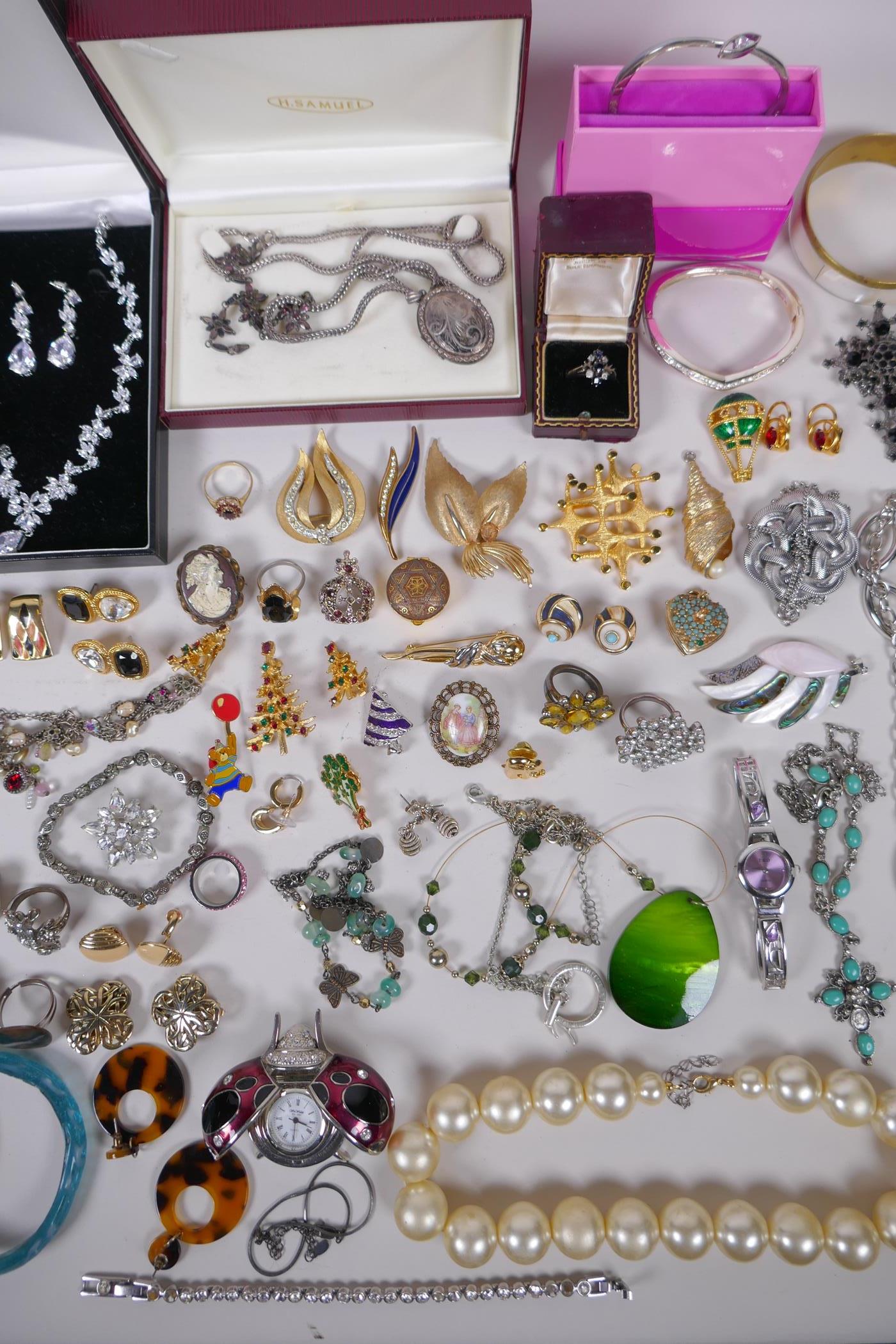An assortment of vintage costume jewellery including bangles, necklaces, earrings, rings etc - Image 4 of 7