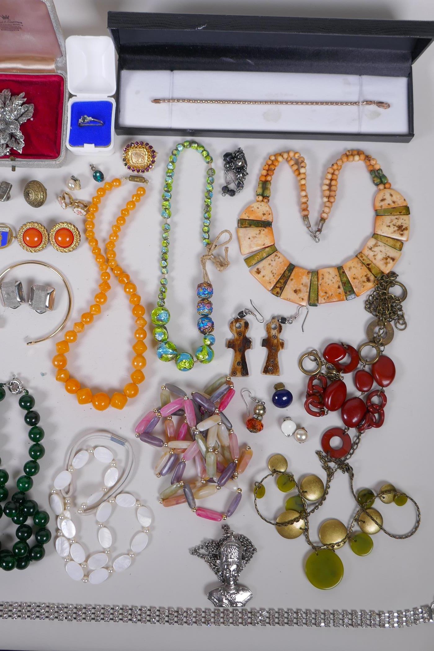 A collection of vintage costume jewellery including some silver jewellery, necklaces, rings etc - Image 6 of 8