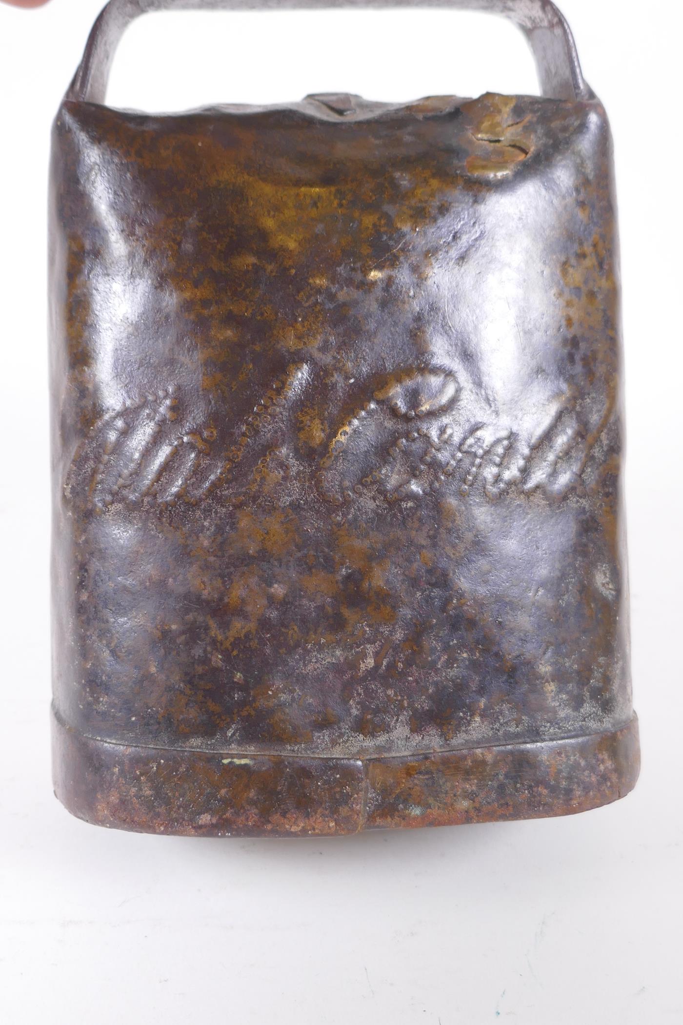 An antique continental cow bell, 14 x 19cm - Image 3 of 6