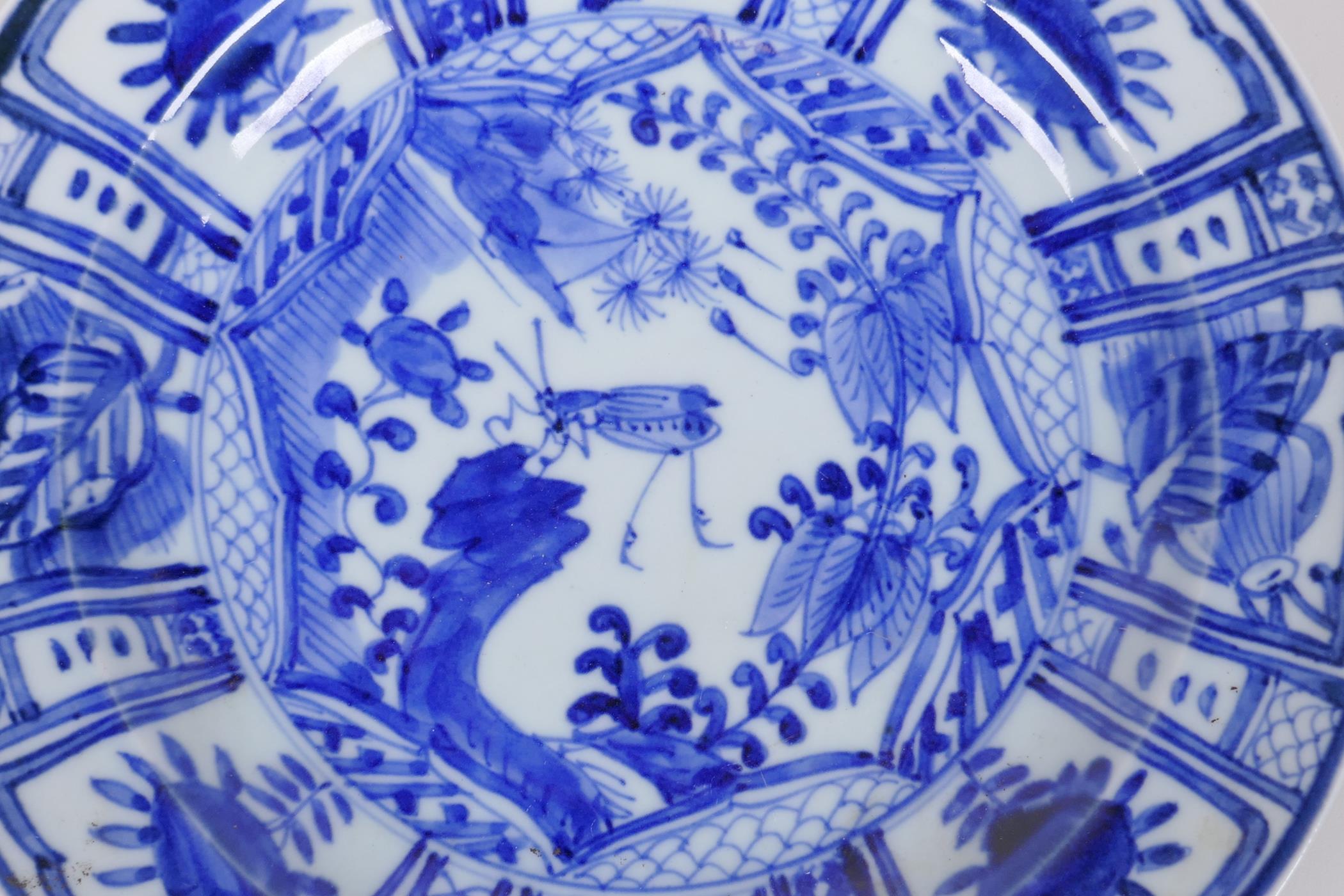 A pair of Chinese blue and white Kraak porcelain cabinet plates decorated with insects and birds - Image 6 of 7