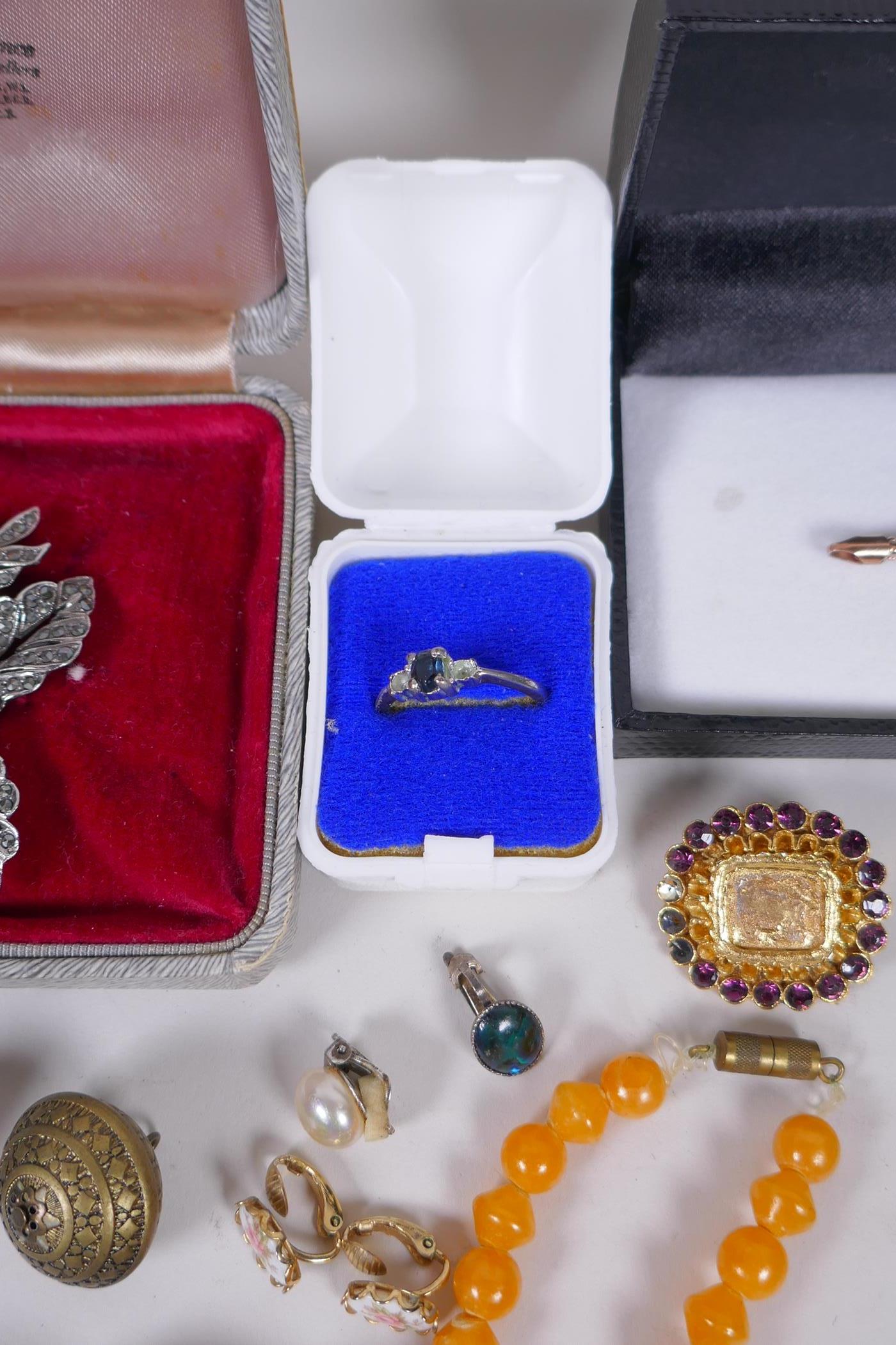 A collection of vintage costume jewellery including some silver jewellery, necklaces, rings etc - Image 5 of 8