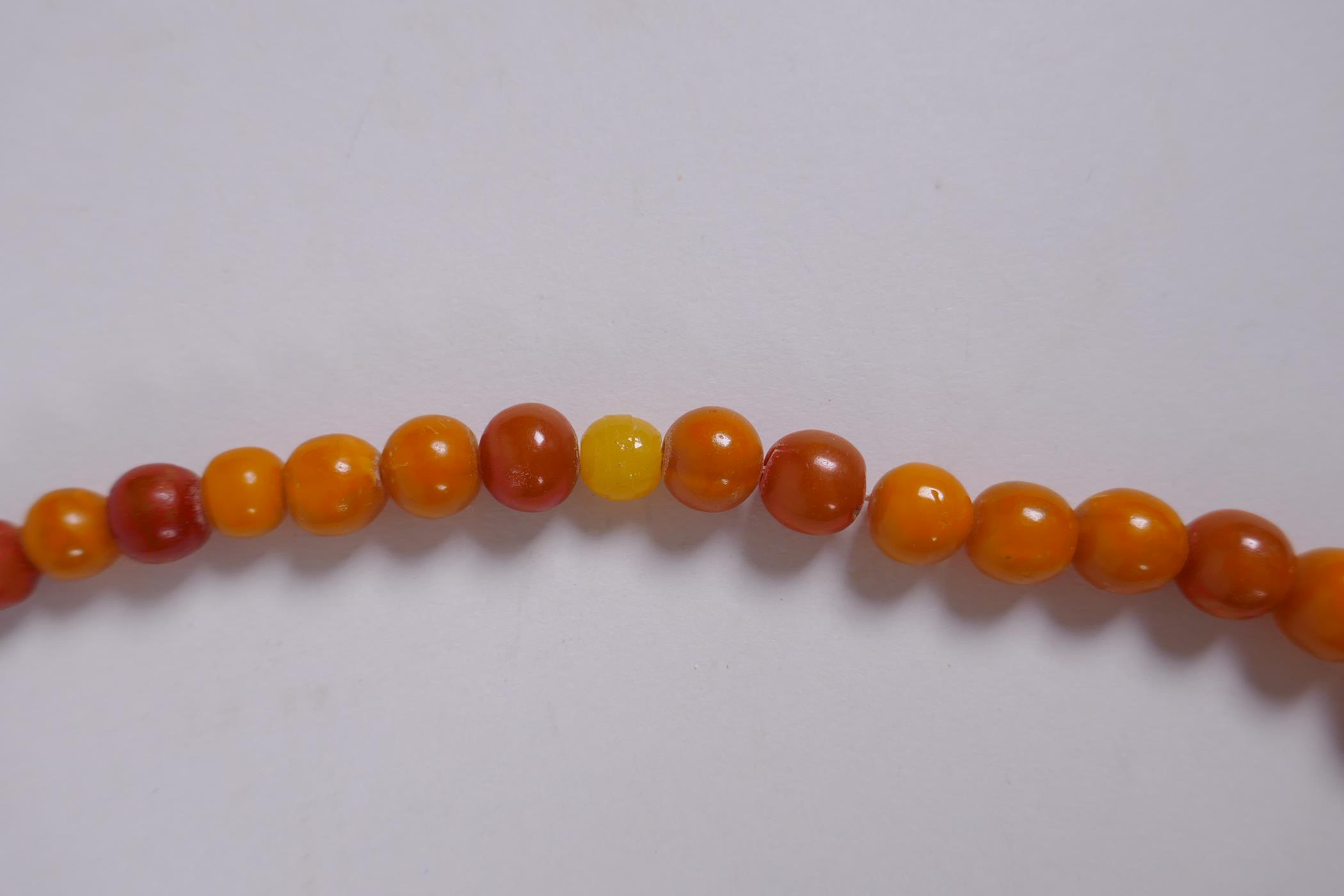 A graduated amber bead necklace, 54cm long - Image 6 of 6