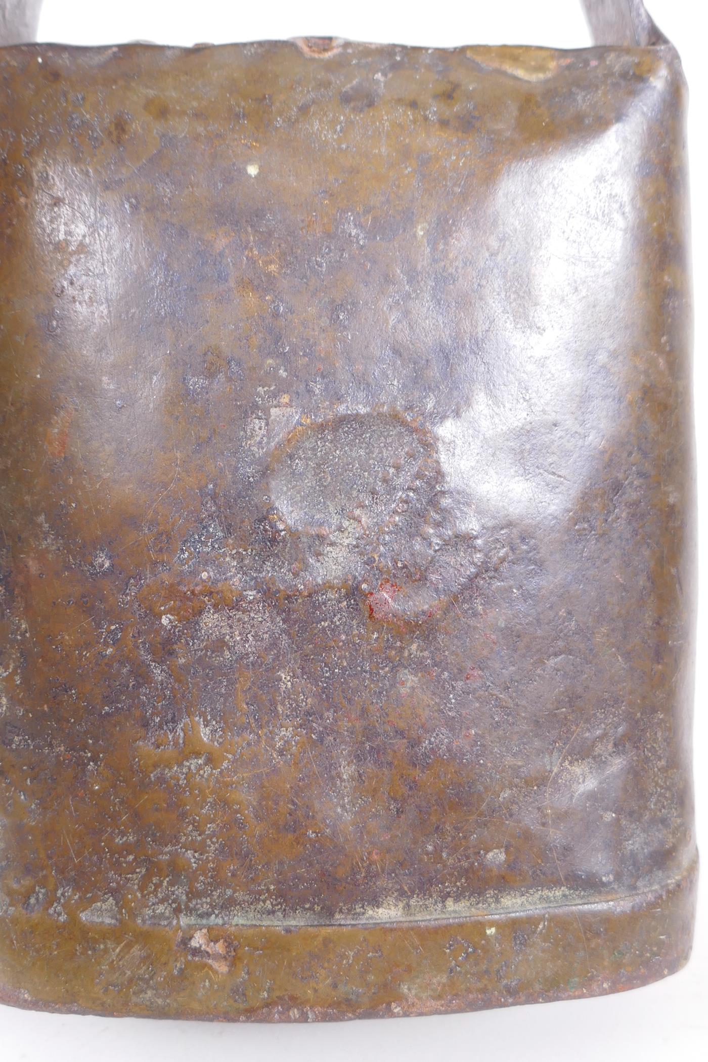 An antique continental cow bell, 14 x 19cm - Image 5 of 6