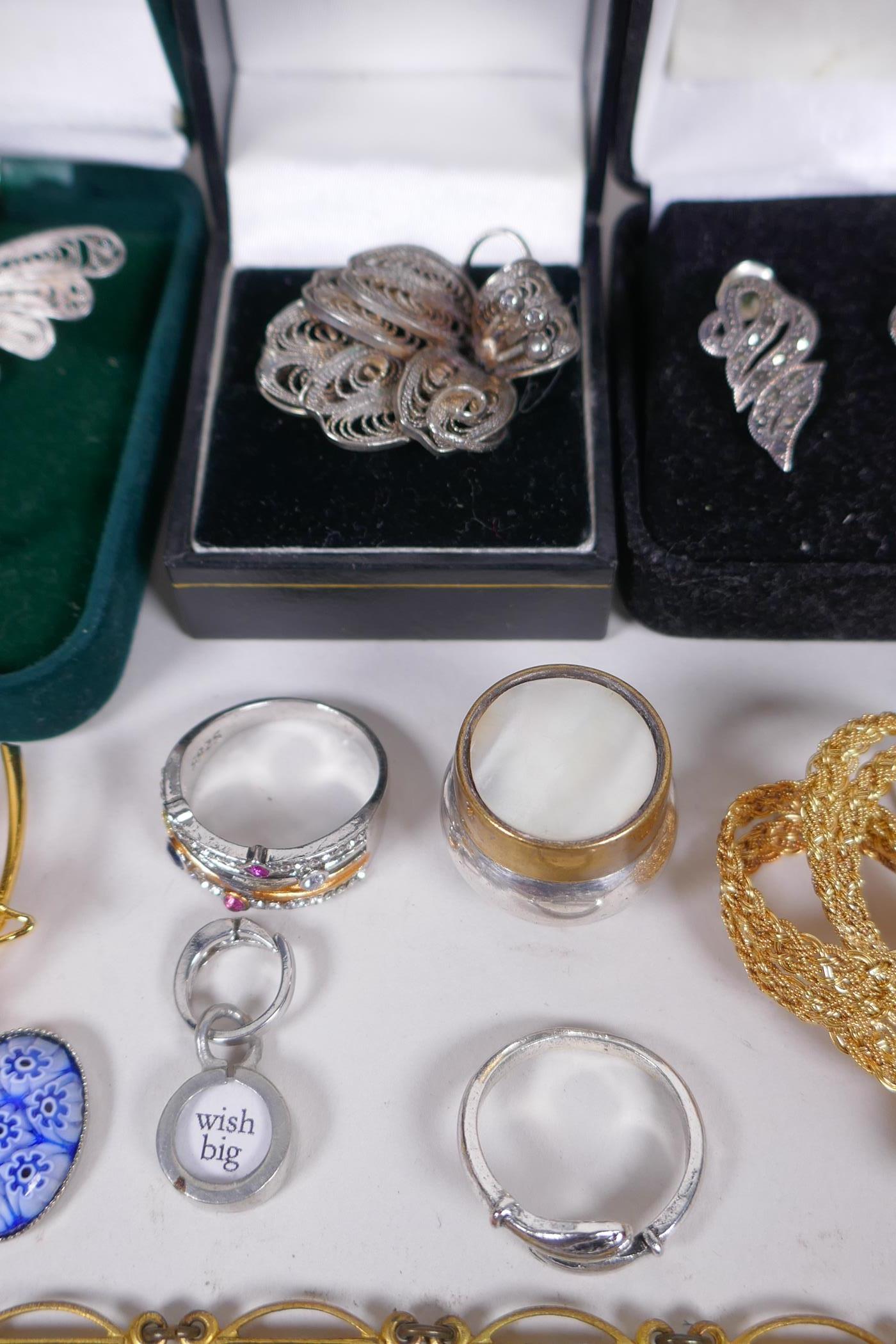 A collection of vintage costume jewellery including some silver jewellery, necklaces, rings etc - Image 3 of 8