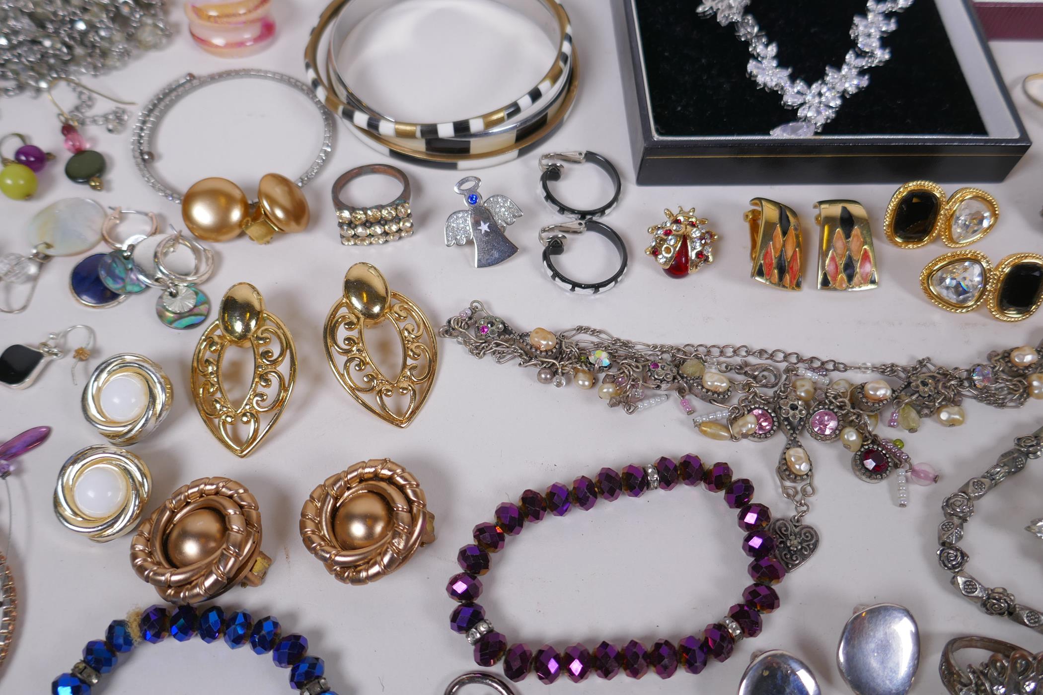 An assortment of vintage costume jewellery including bangles, necklaces, earrings, rings etc - Image 7 of 7