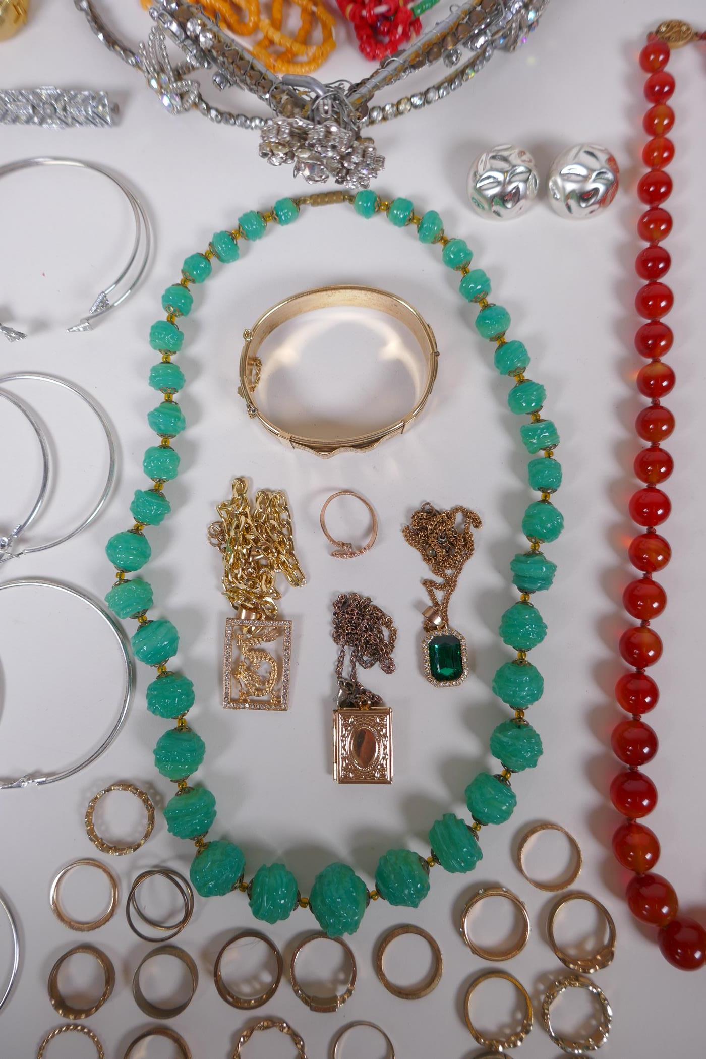 A quantity of vintage costume jewellery including a tiara, bangles, necklaces etc, together with a - Image 3 of 9