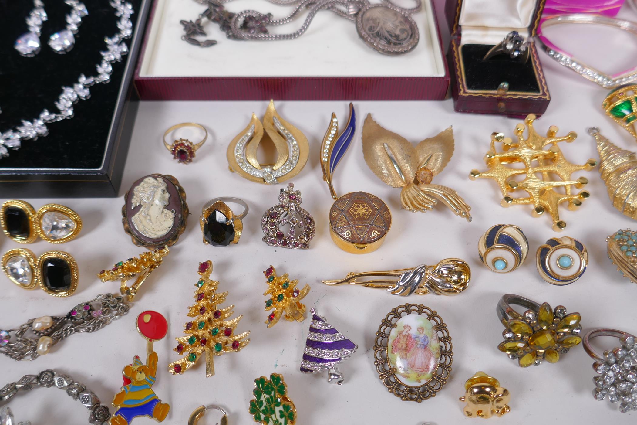 An assortment of vintage costume jewellery including bangles, necklaces, earrings, rings etc - Image 6 of 7