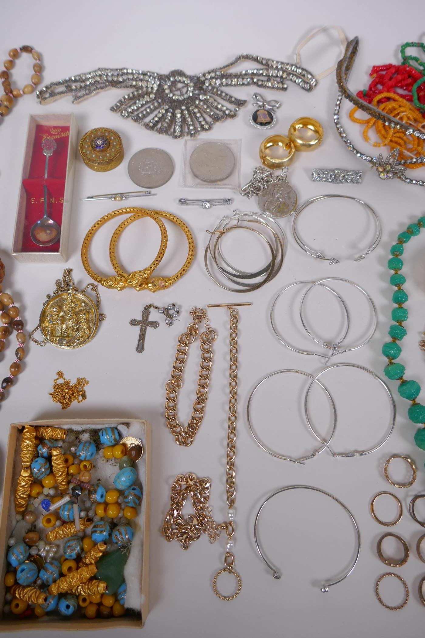 A quantity of vintage costume jewellery including a tiara, bangles, necklaces etc, together with a - Image 7 of 9