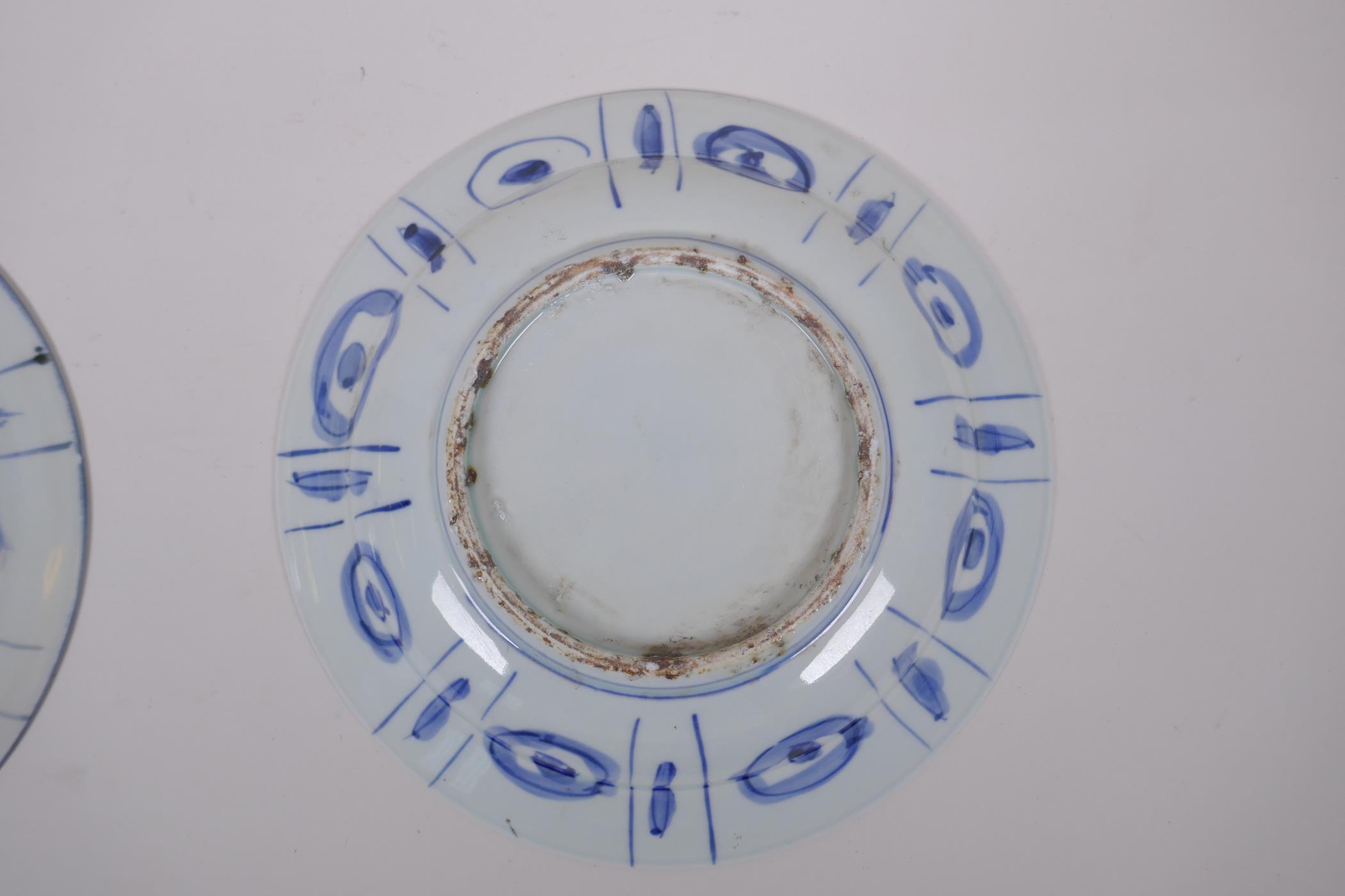 A pair of Chinese blue and white Kraak porcelain cabinet plates decorated with insects and birds - Image 7 of 7