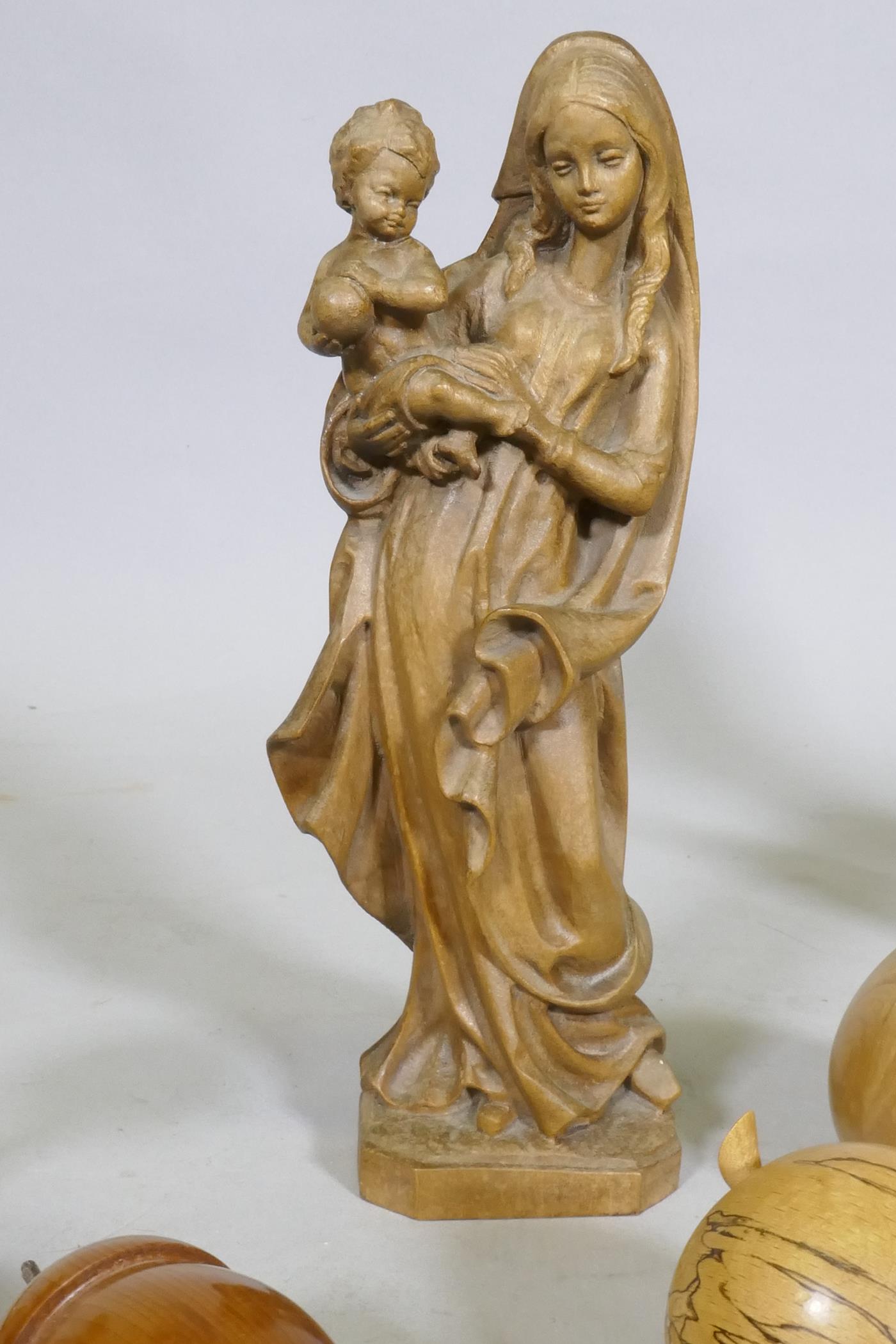 A collection of treen wood carvings of fruit, a composition model of a wood worker and a carved - Image 4 of 6