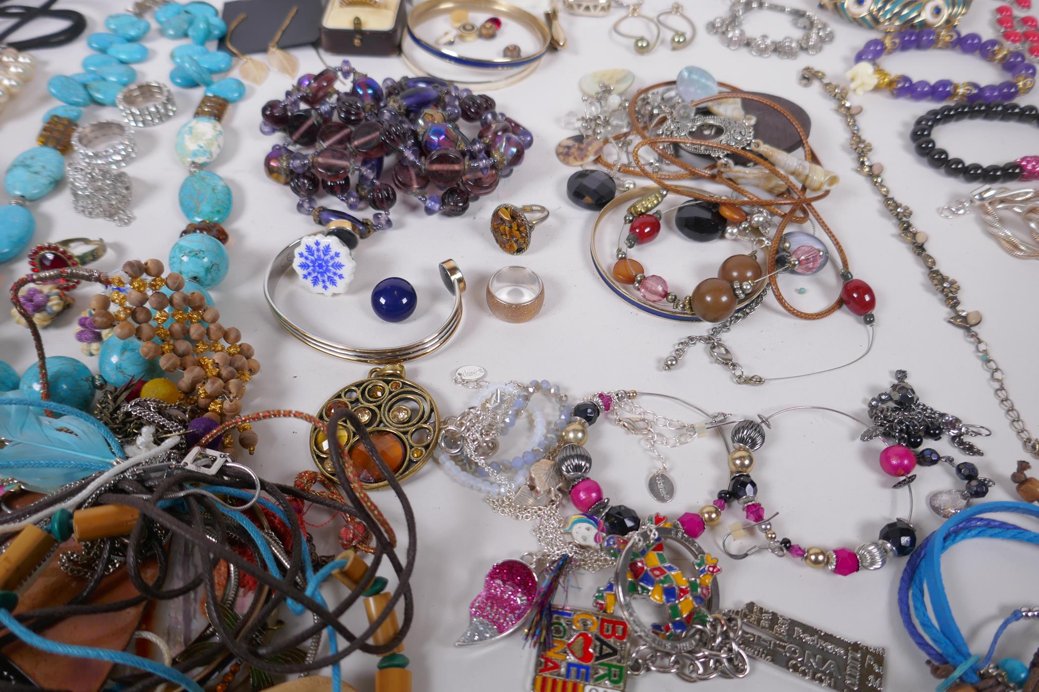 A collection of vintage costume jewellery including necklaces, bracelets, bangles, rings etc - Image 7 of 7