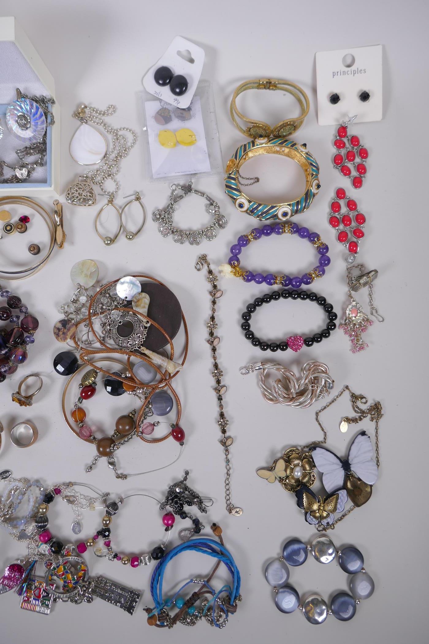 A collection of vintage costume jewellery including necklaces, bracelets, bangles, rings etc - Image 2 of 7