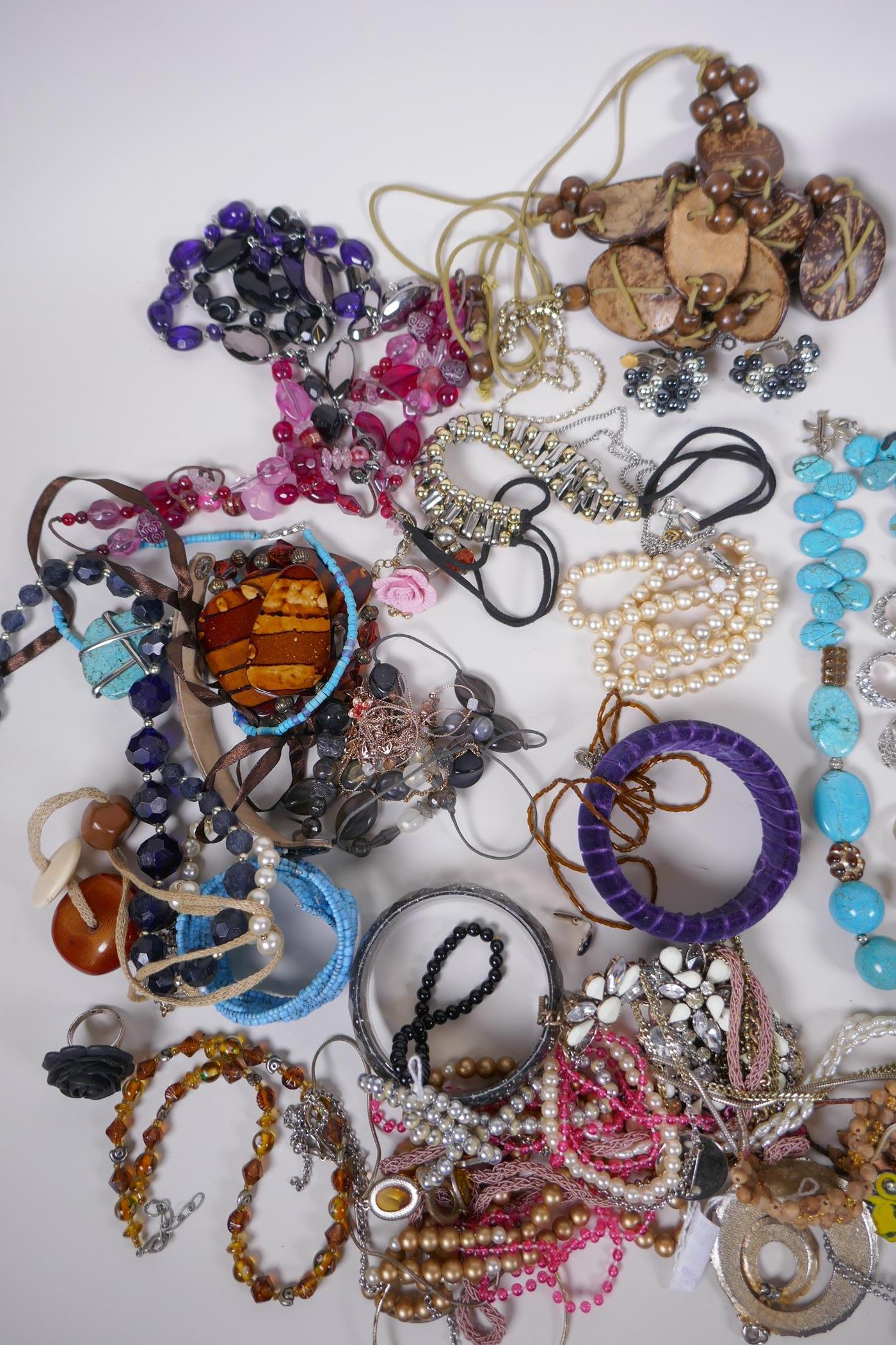 A collection of vintage costume jewellery including necklaces, bracelets, bangles, rings etc - Image 5 of 7