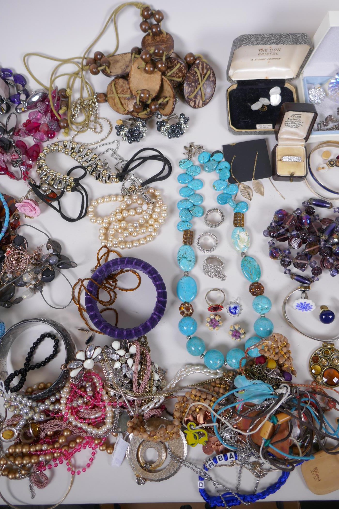 A collection of vintage costume jewellery including necklaces, bracelets, bangles, rings etc - Image 4 of 7