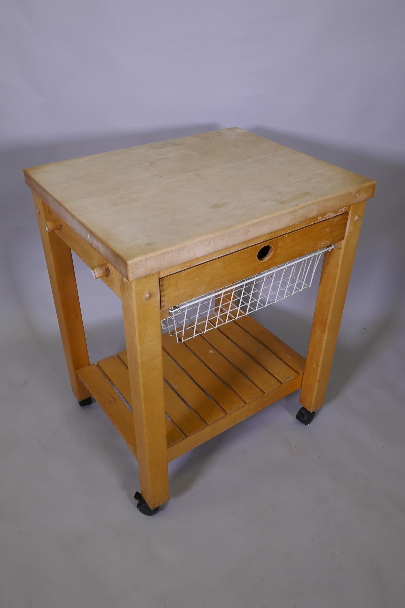 A beech wood kitchen island with chopping block top, single drawer and pull out basket and slatted - Image 2 of 2