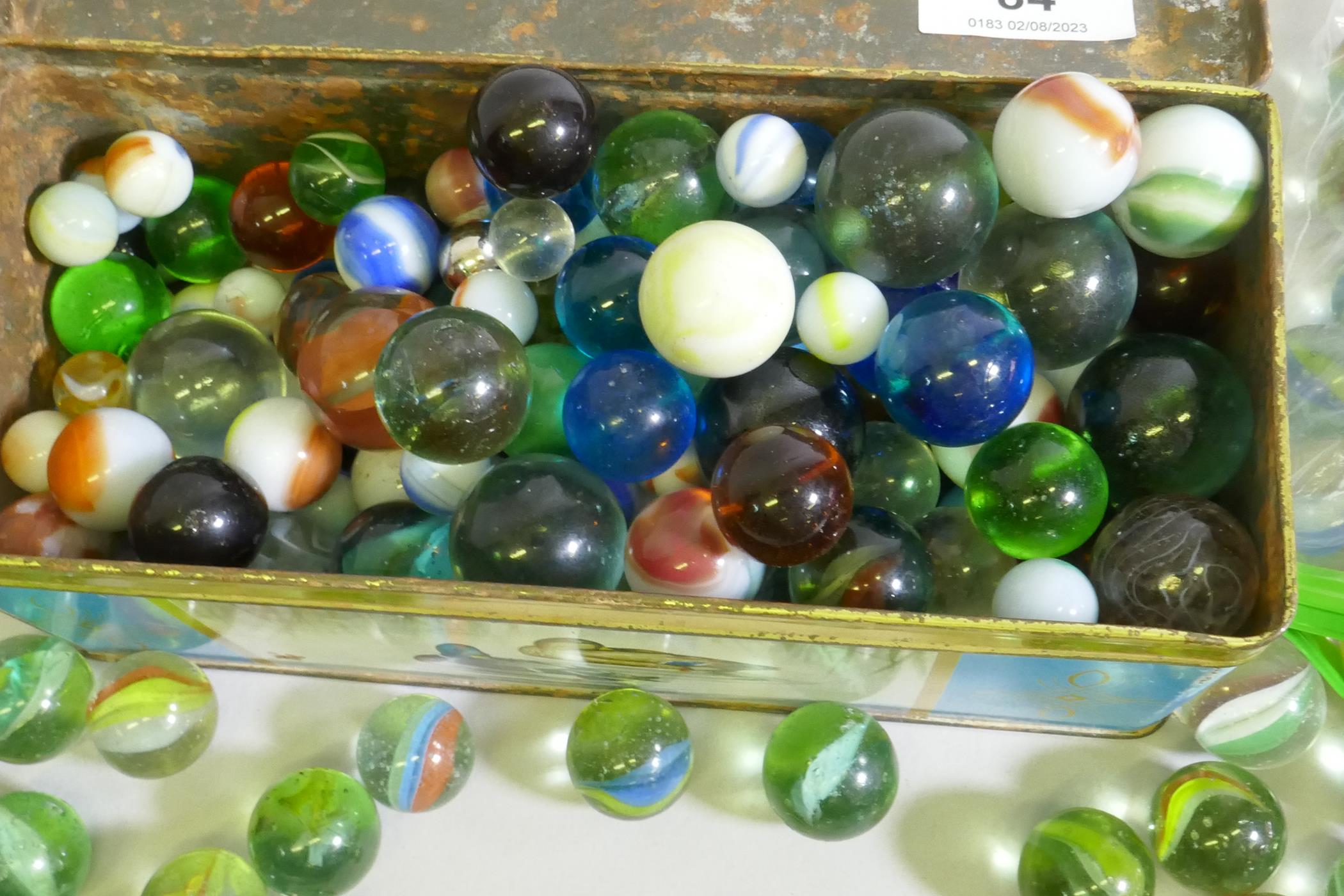 A collection of vintage glass marbles - Image 2 of 4