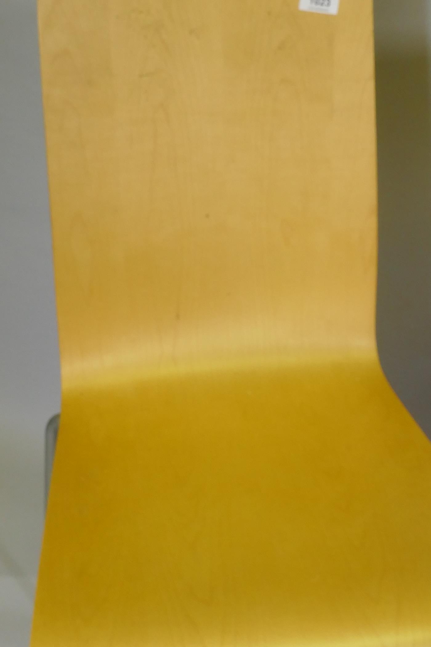 A set of four contemporary stacking bent plywood chairs in birchwood veneer - Image 3 of 3