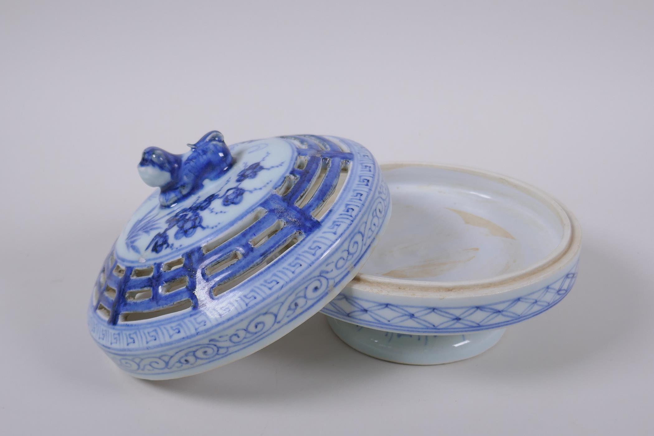 A Chinese blue and white porcelain cylinder censer and cover with raised foot and kylin knop, 16cm - Image 2 of 4