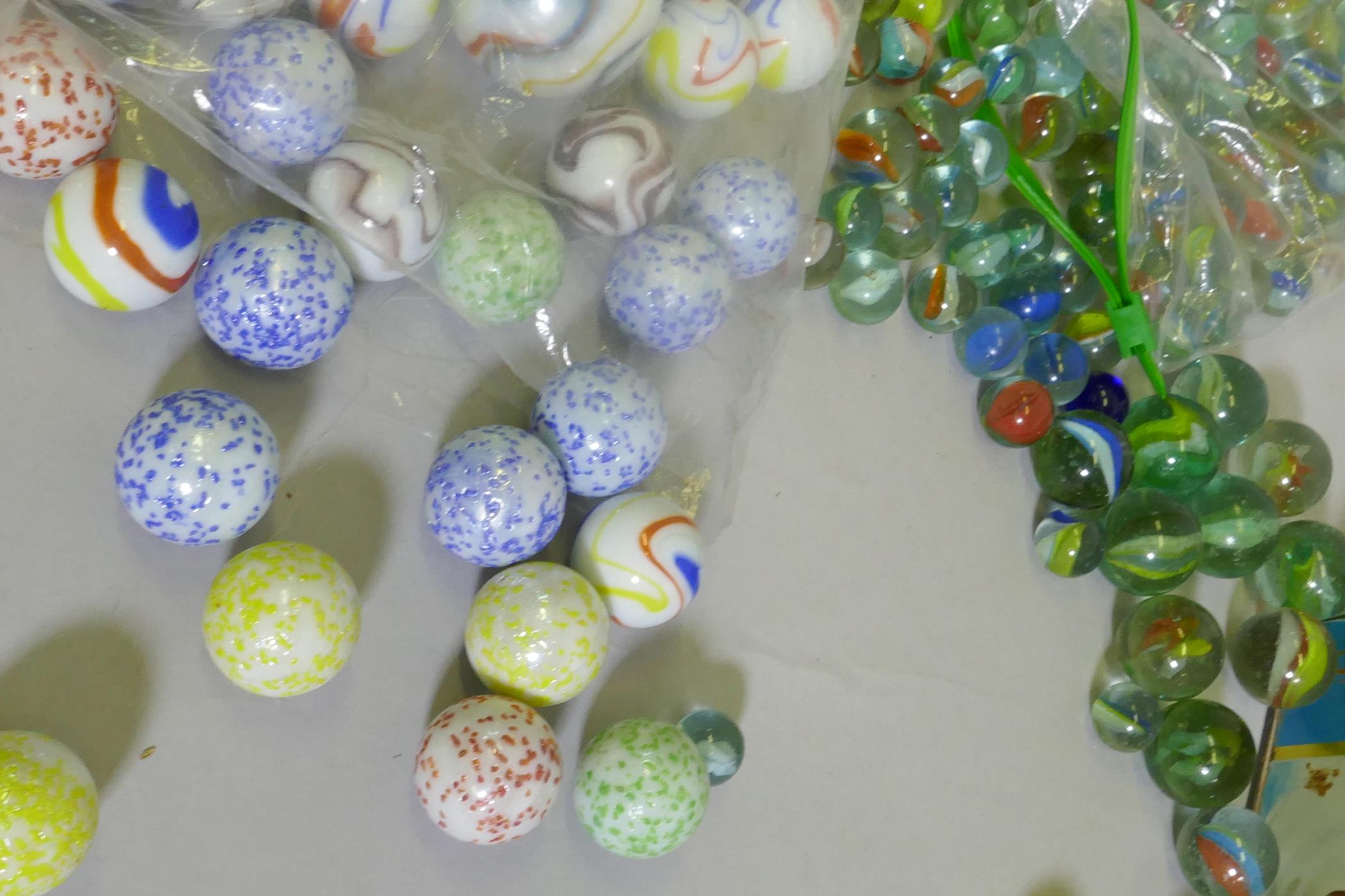 A collection of vintage glass marbles - Image 4 of 4