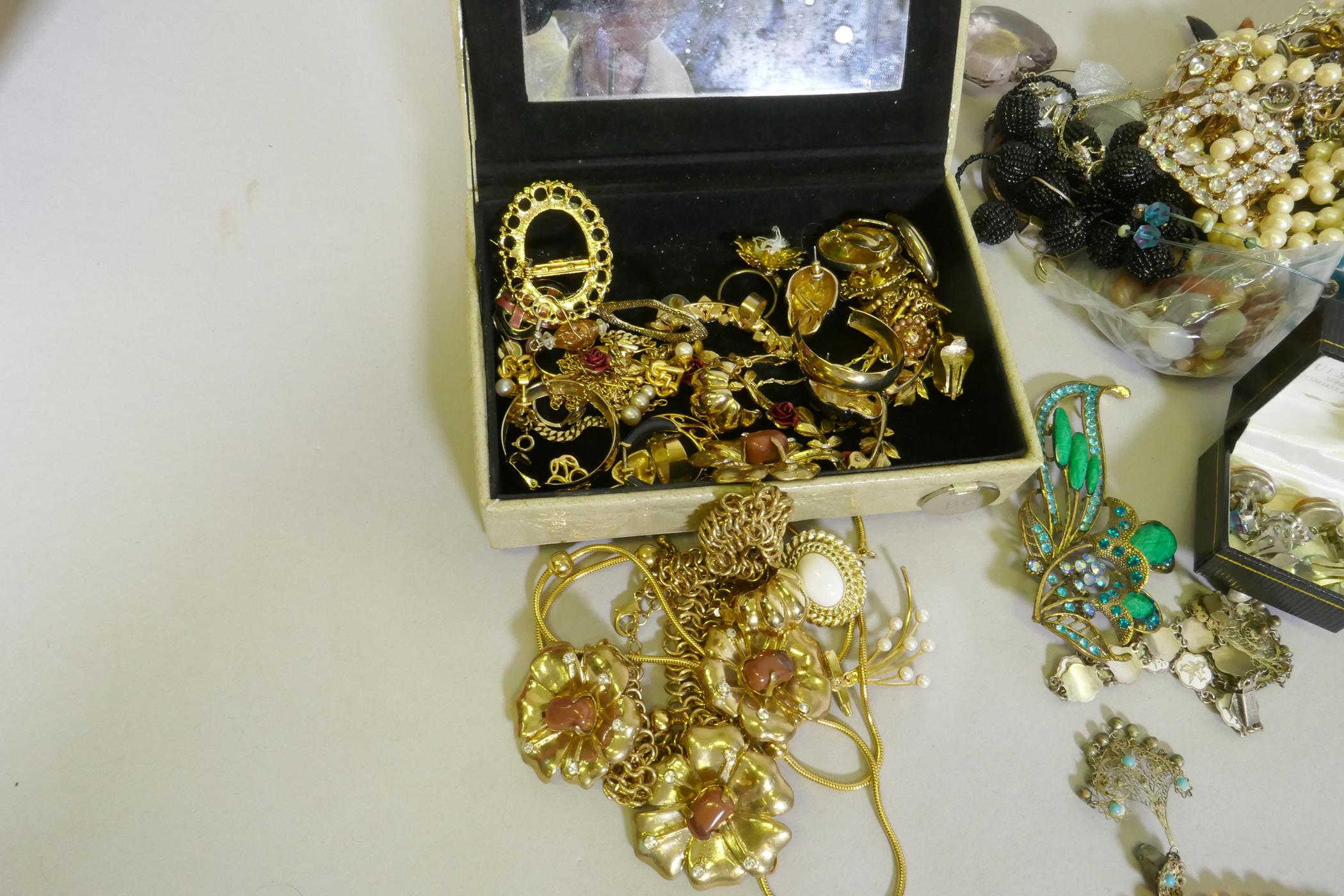 A quantity of costume jewellery - Image 3 of 6