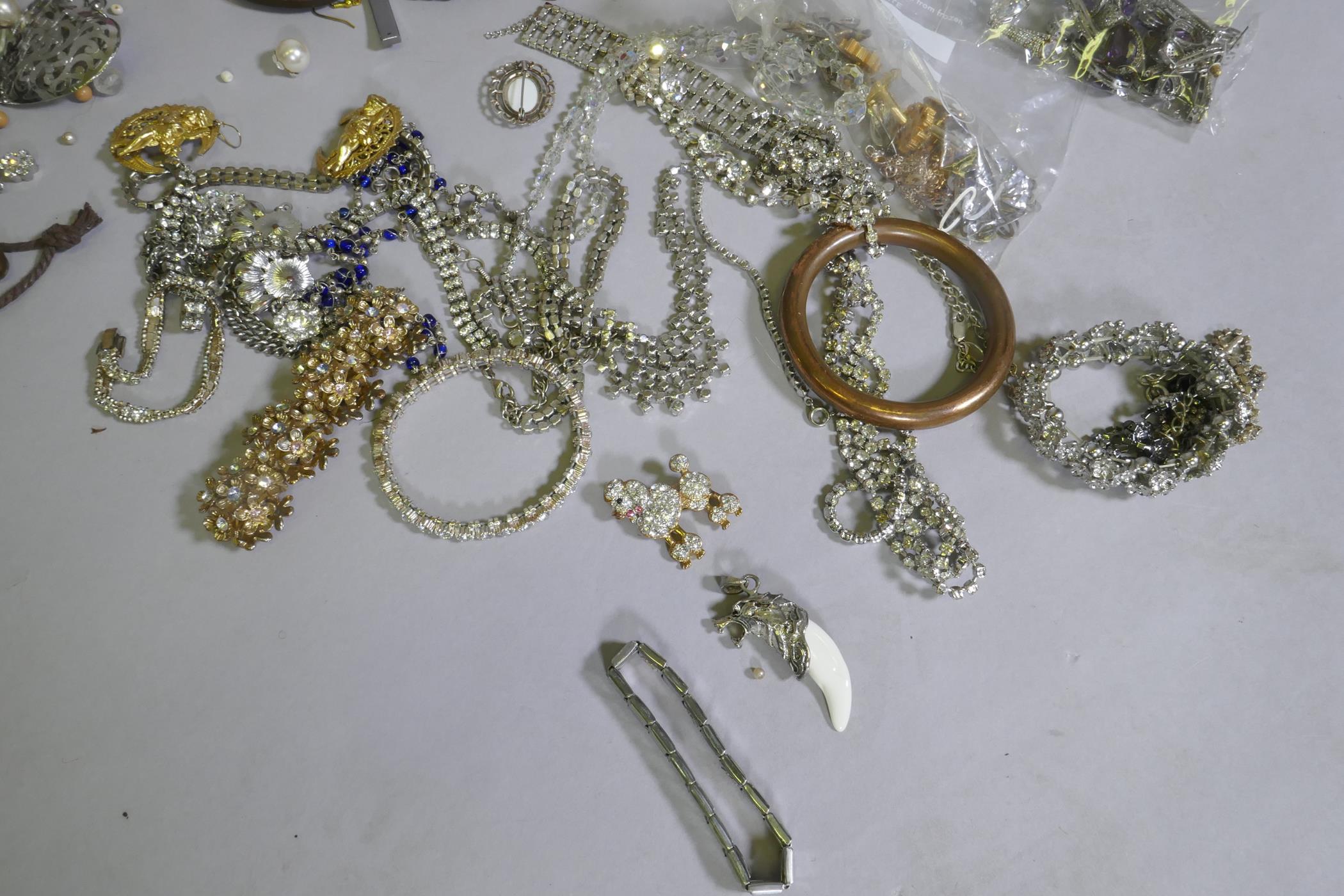 A quantity of costume jewellery - Image 2 of 6