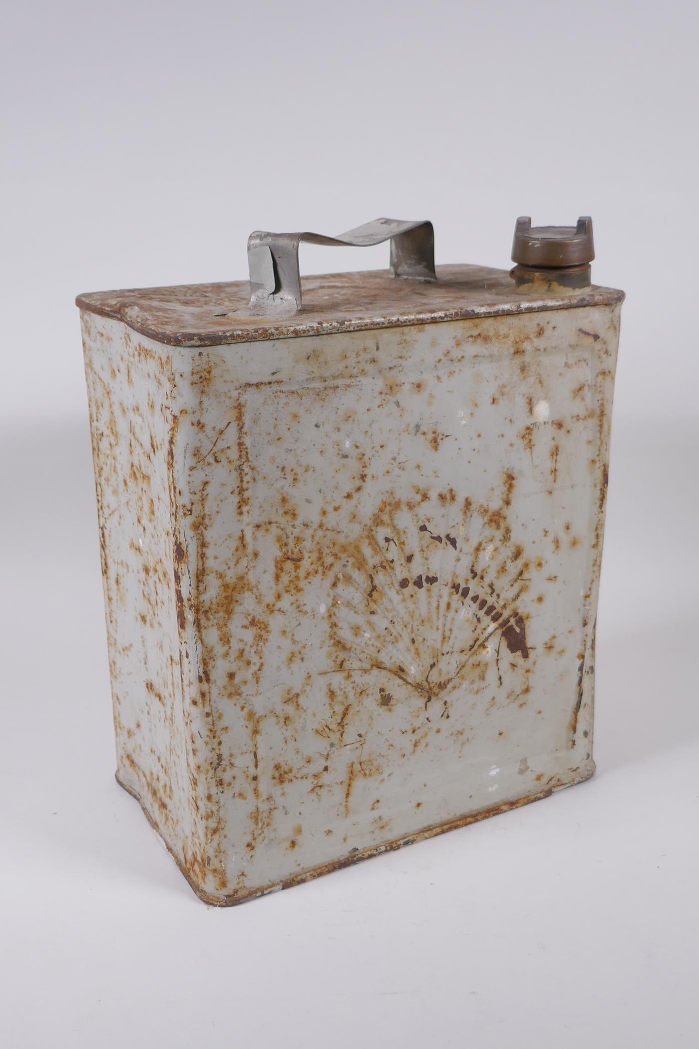 A vintage metal Shell Oil petrol can, 25 x 15cm, 32cm high - Image 4 of 4