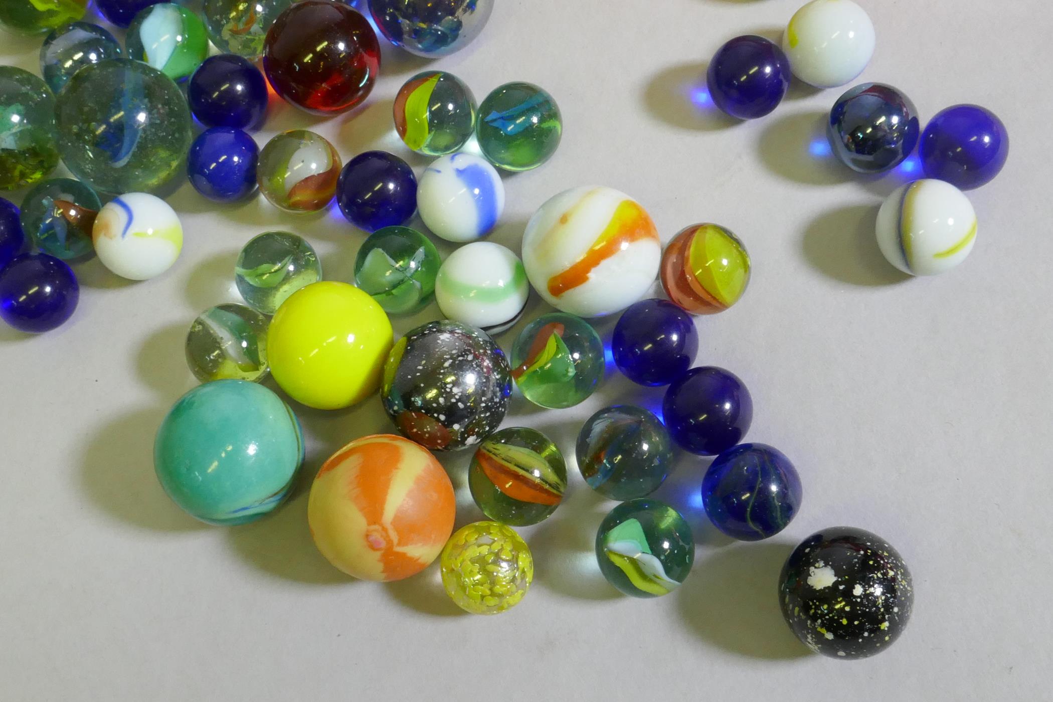 A collection of vintage glass marbles - Image 3 of 4