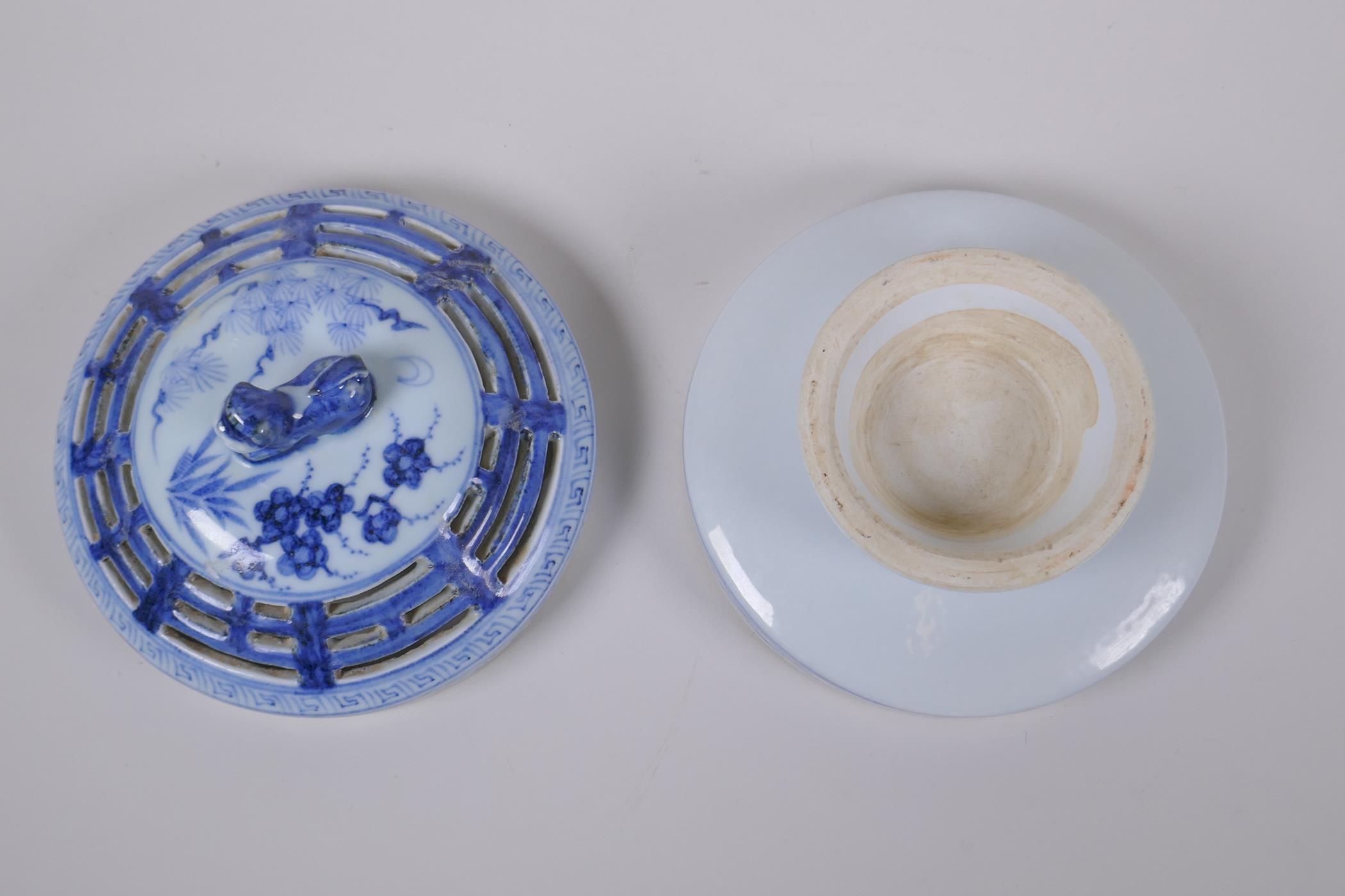 A Chinese blue and white porcelain cylinder censer and cover with raised foot and kylin knop, 16cm - Image 4 of 4