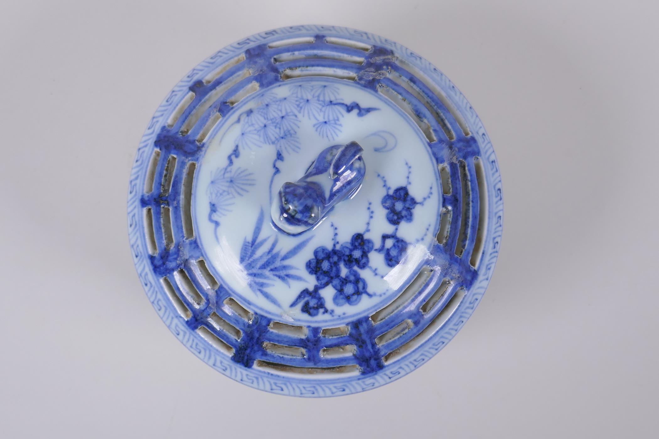 A Chinese blue and white porcelain cylinder censer and cover with raised foot and kylin knop, 16cm - Image 3 of 4