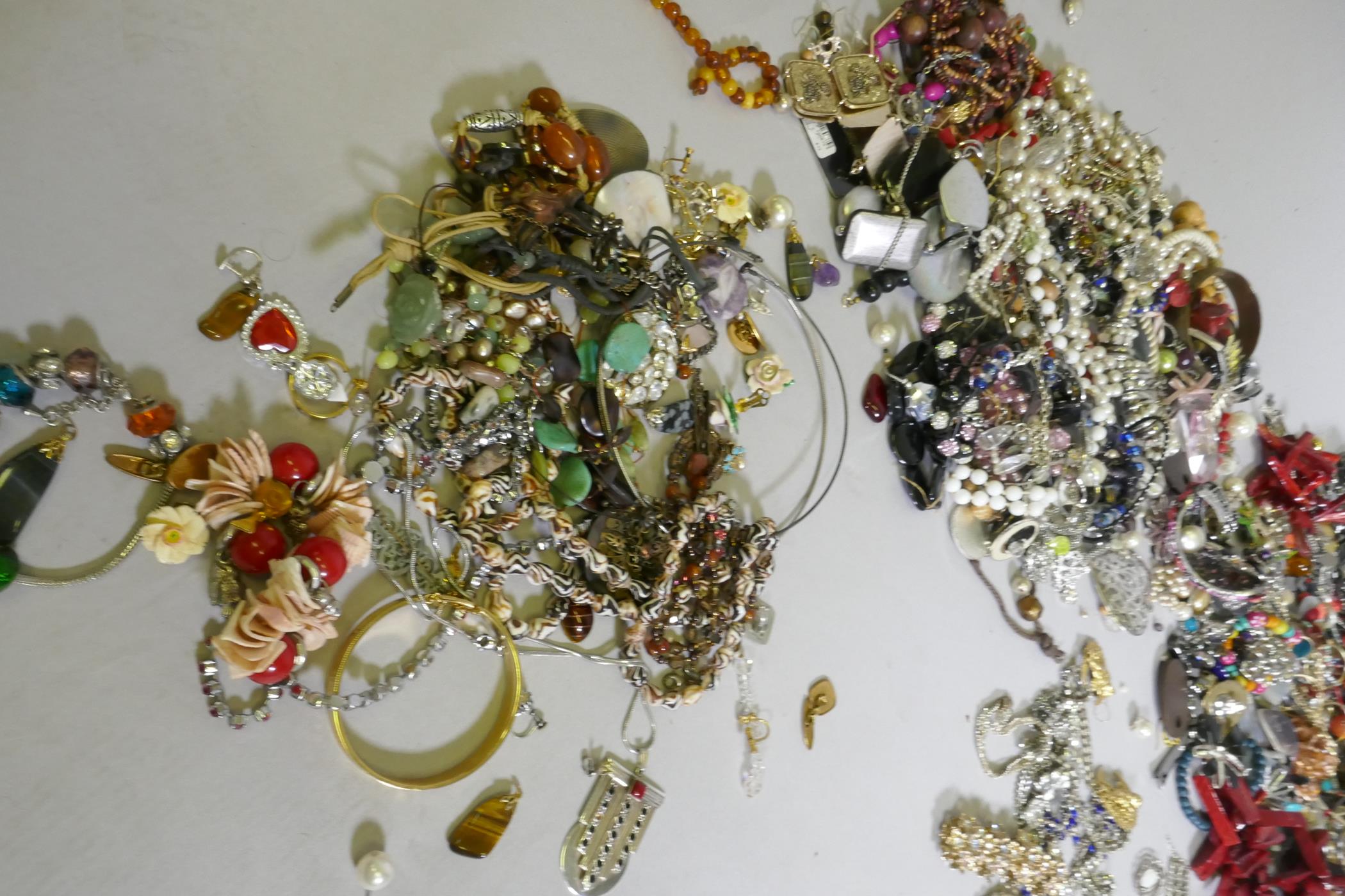 A quantity of costume jewellery - Image 5 of 6