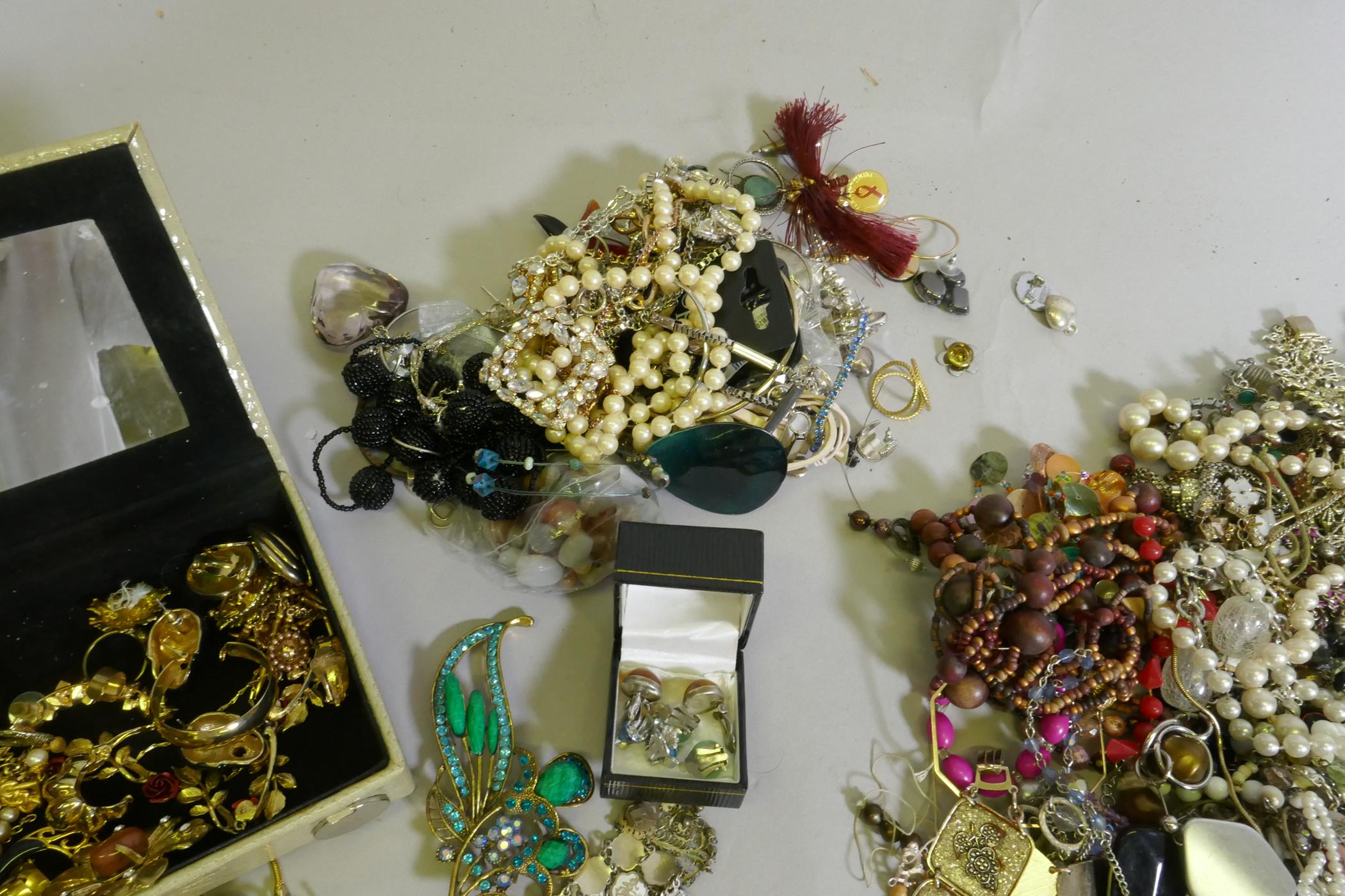 A quantity of costume jewellery - Image 4 of 6
