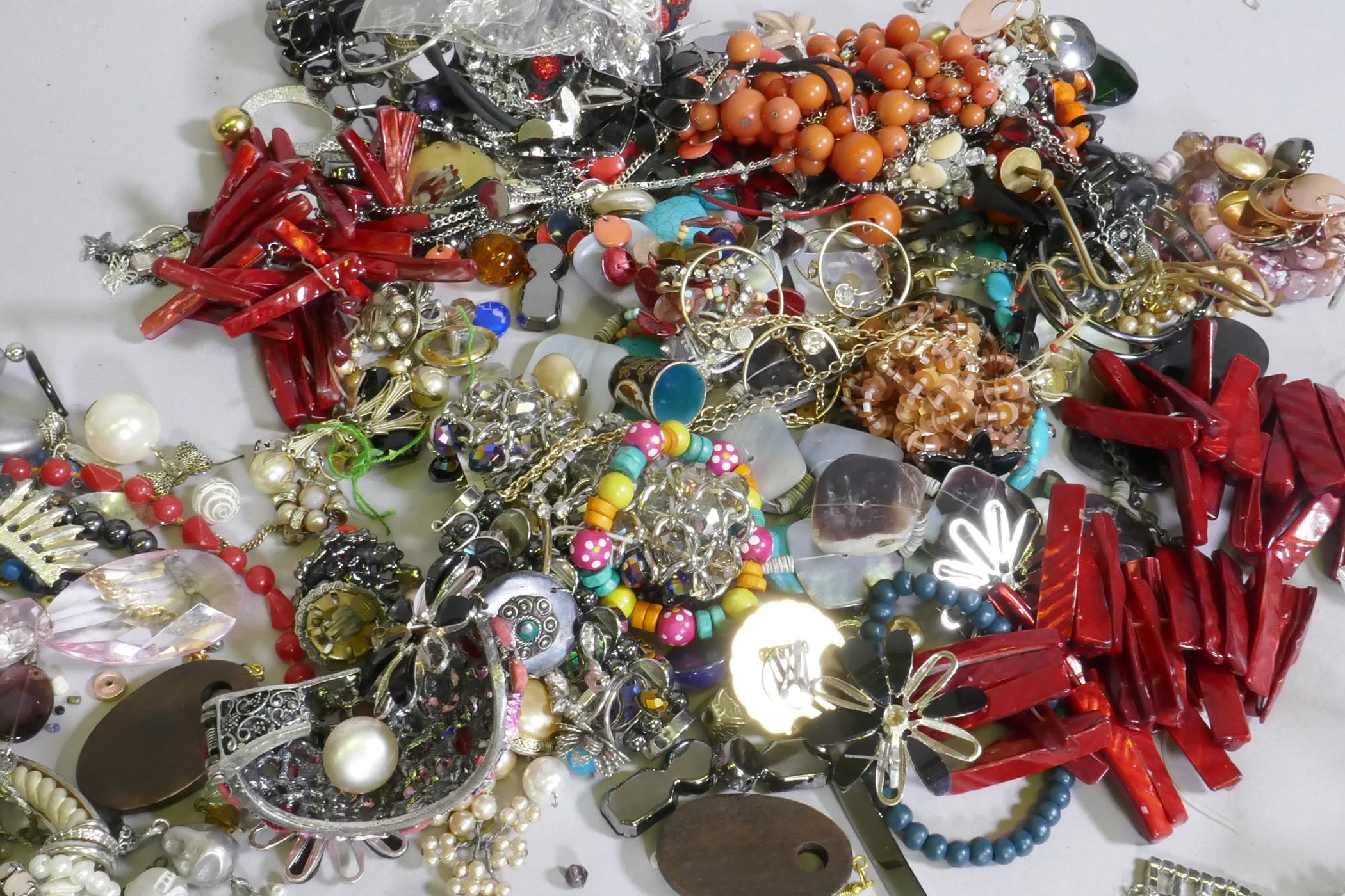 A quantity of costume jewellery - Image 6 of 6