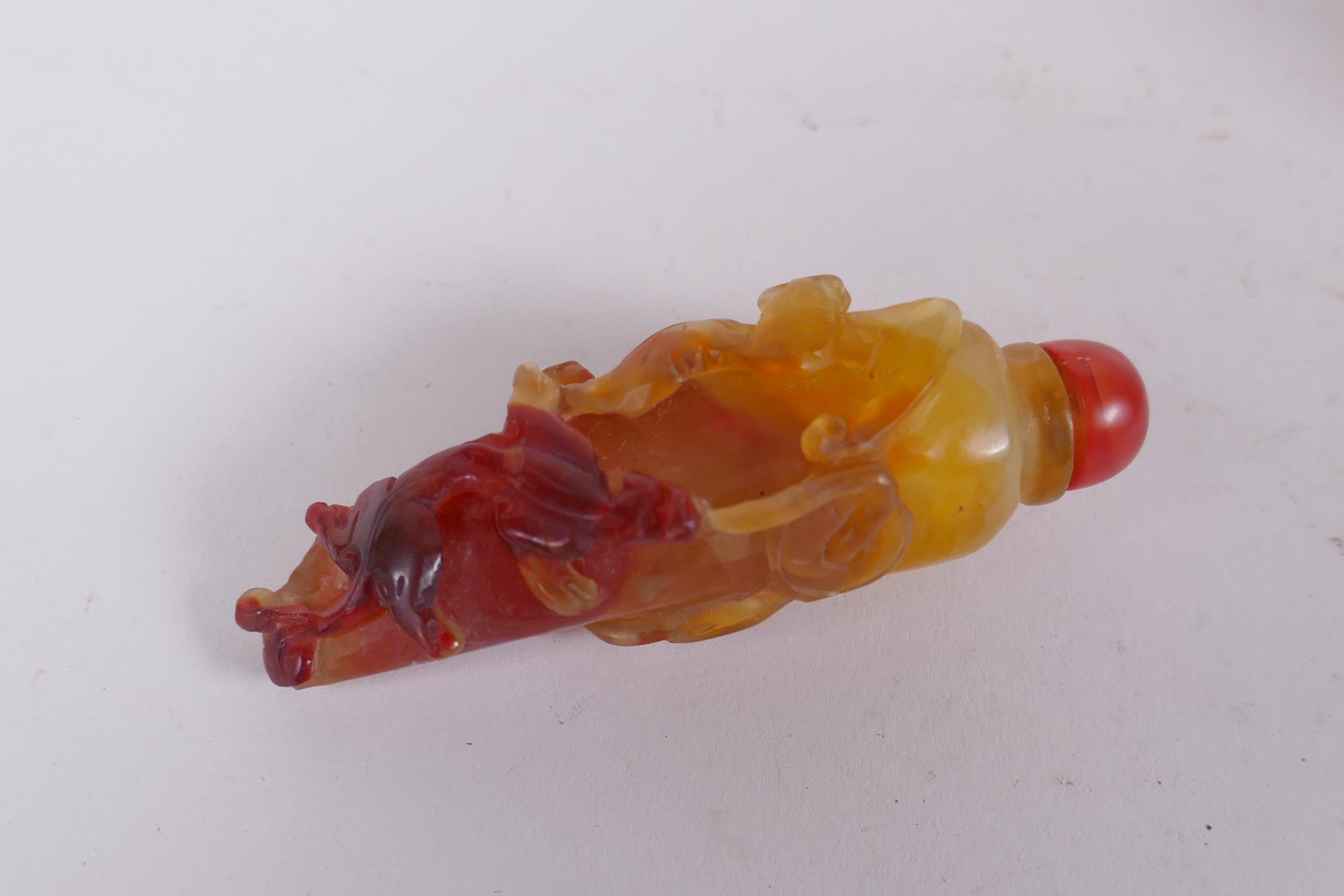 A Chinese agate snuff bottle carved in the form of a chilli with bat and kylin decoration, and a - Image 4 of 6